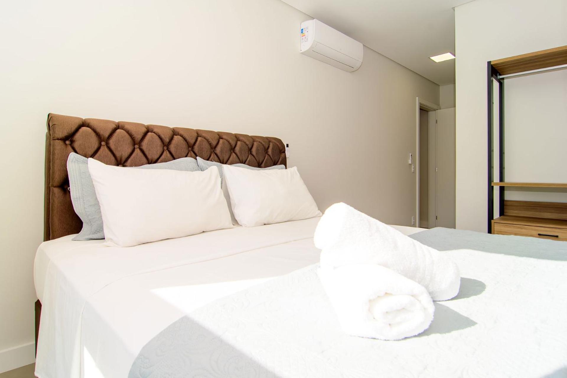 Apto moderno em Jurerê com piscina FR5722
