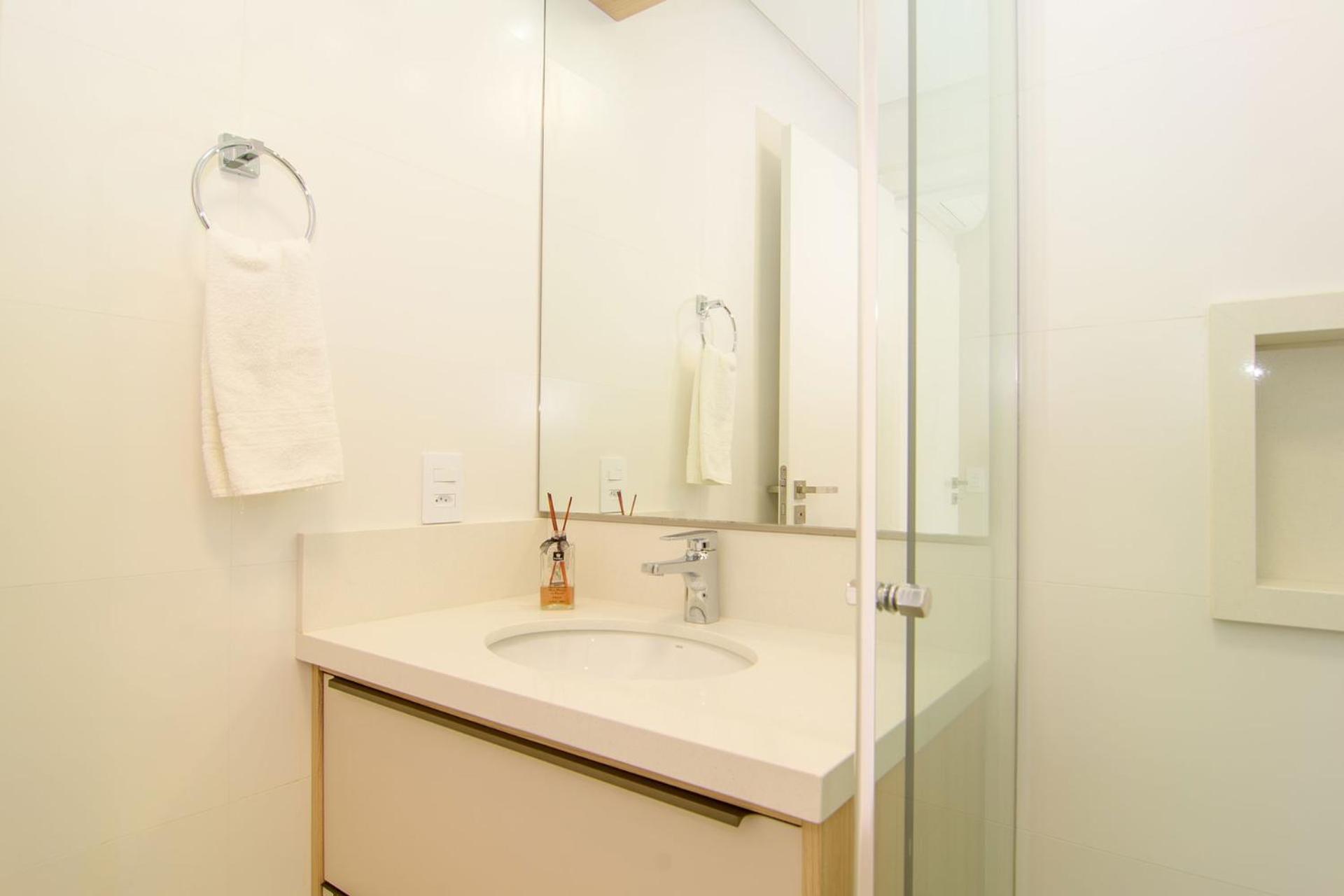 Apto moderno em Jurerê com piscina FR5722