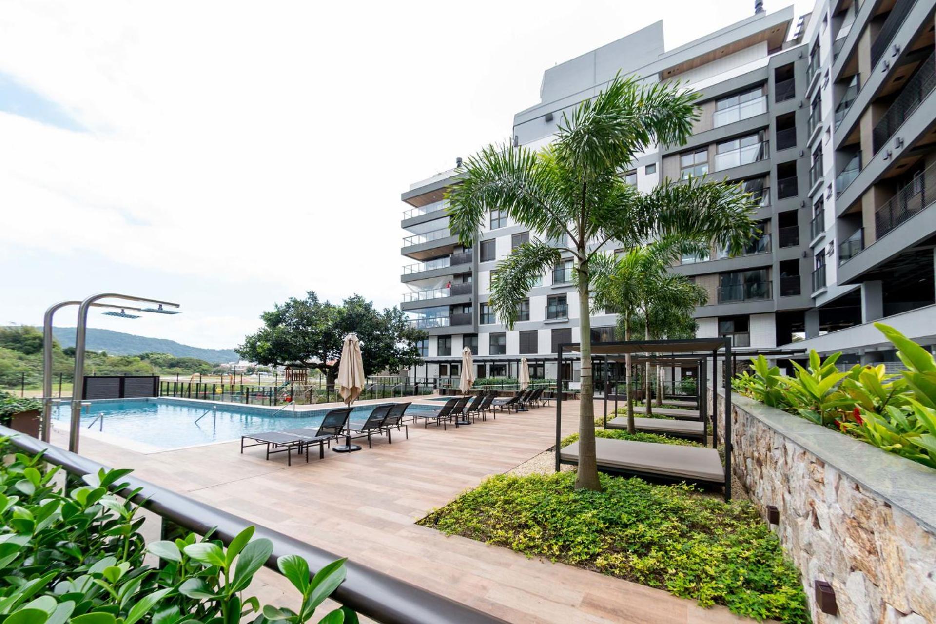 Apto moderno em Jurerê com piscina FR5722