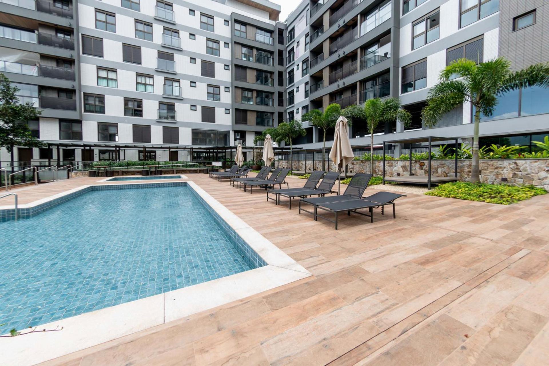 Apto moderno em Jurerê com piscina FR5722
