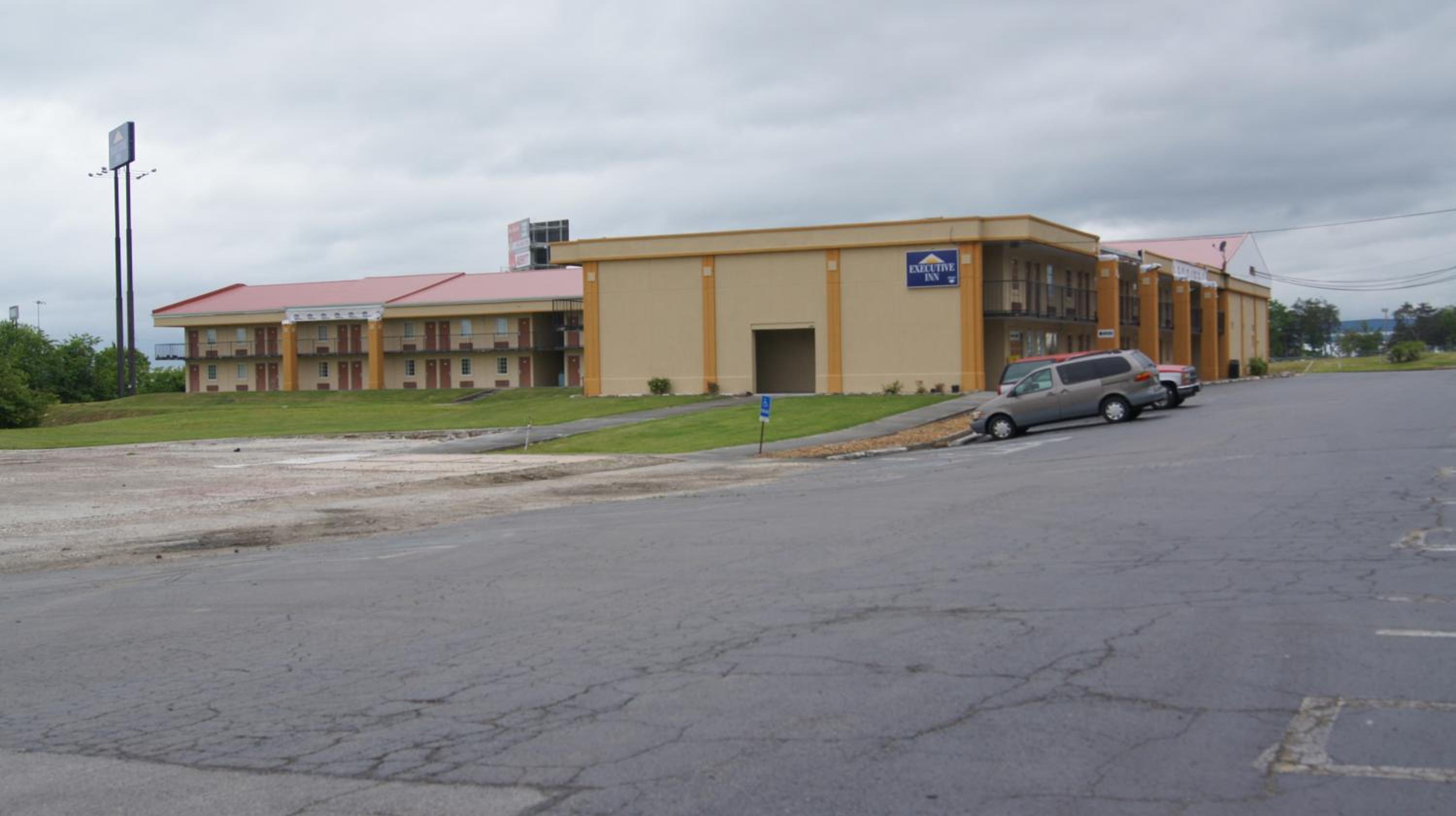 Crossville Vacations - Executive Inn - Property Image 1