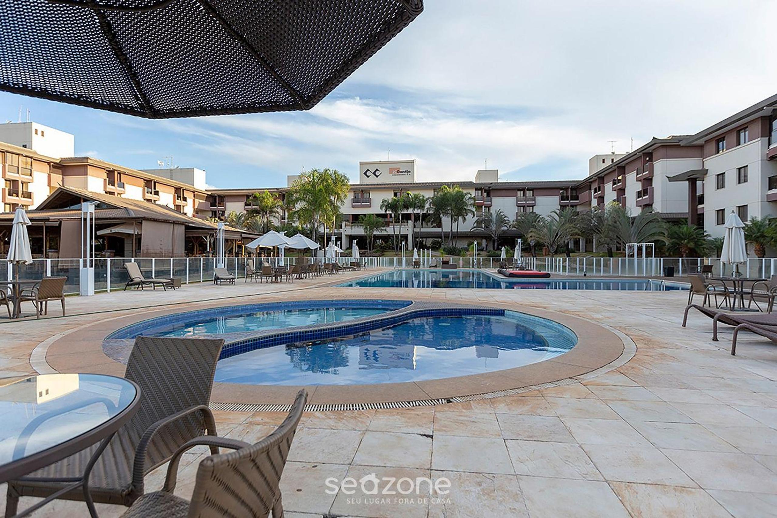 Apt with balcony in a condo with pool - CLR0211