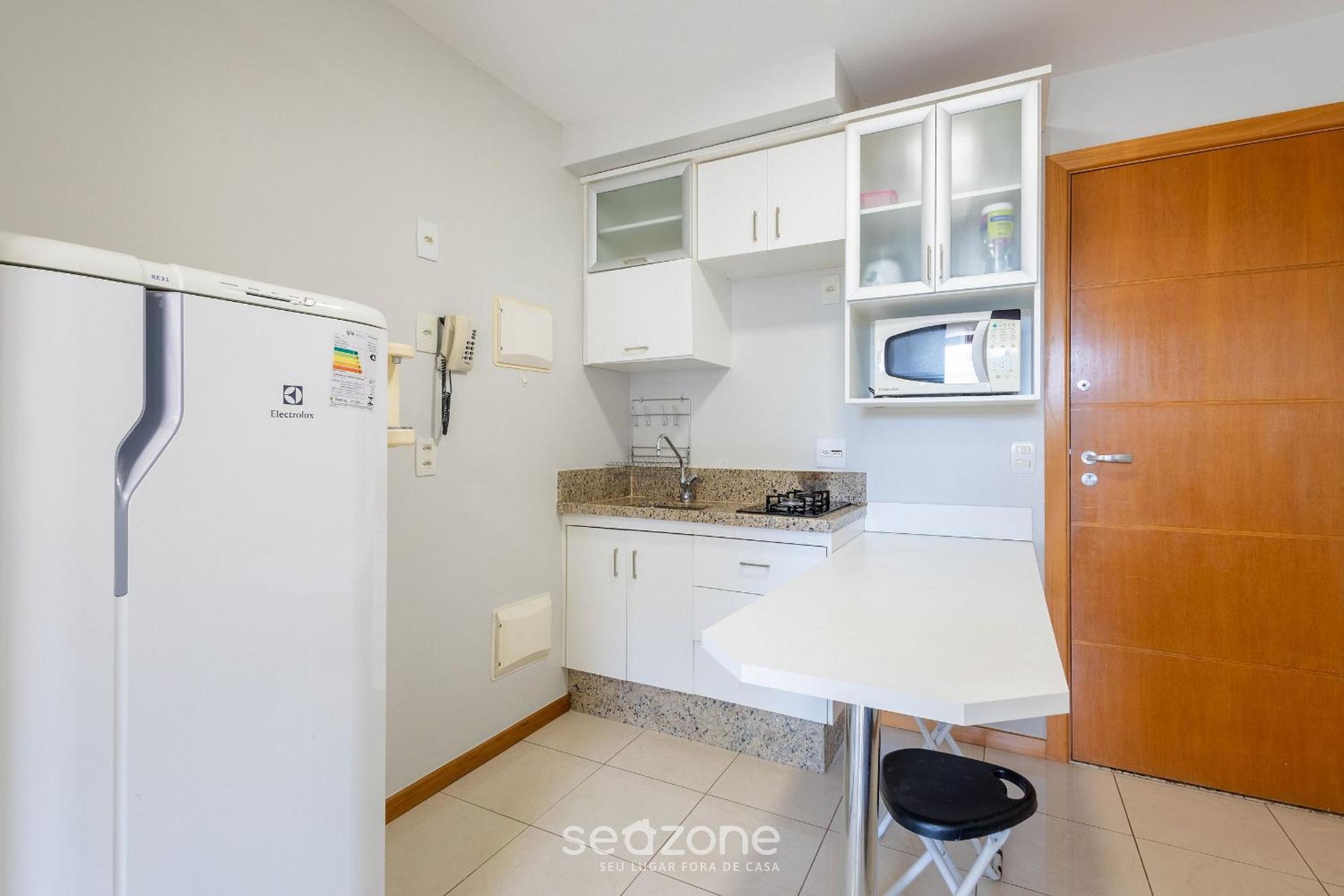 Apt with balcony in a condo with pool - CLR0211