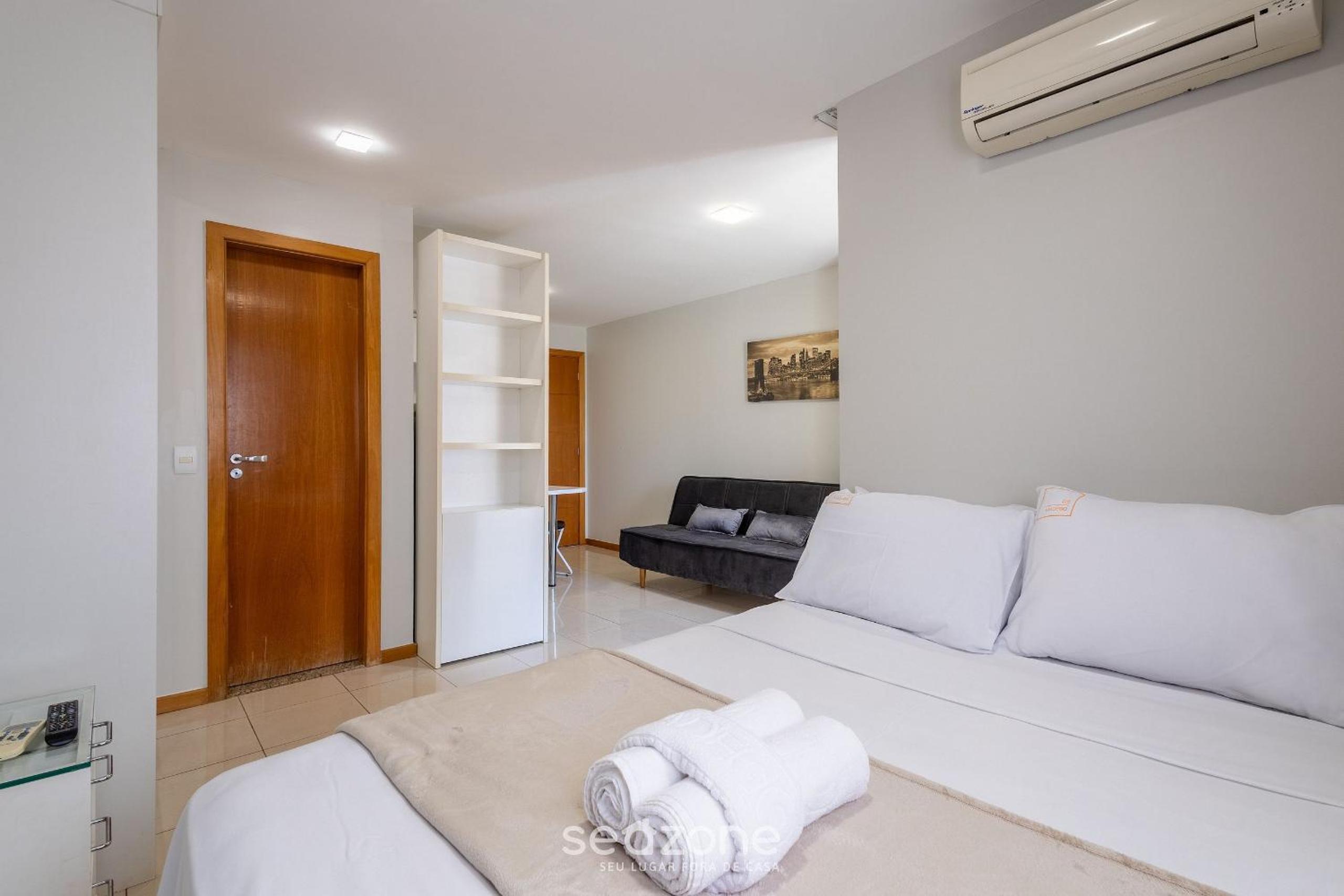 Apt with balcony in a condo with pool - CLR0211