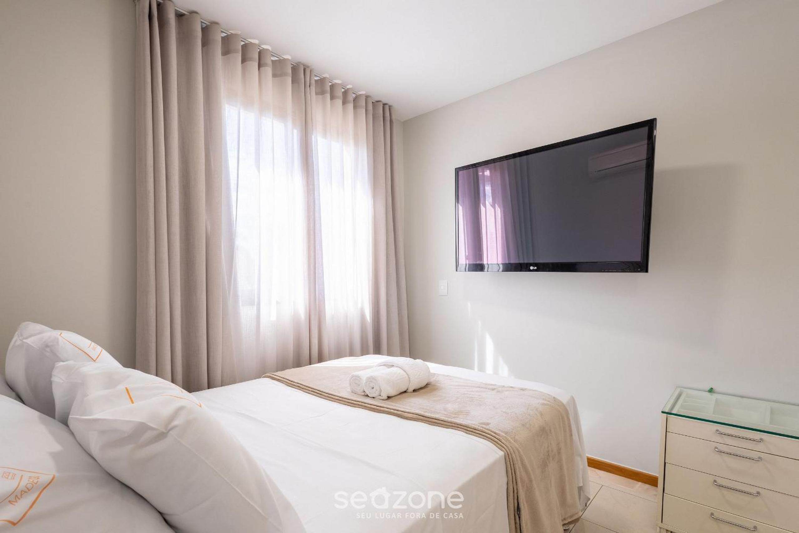 Apt with balcony in a condo with pool - CLR0211