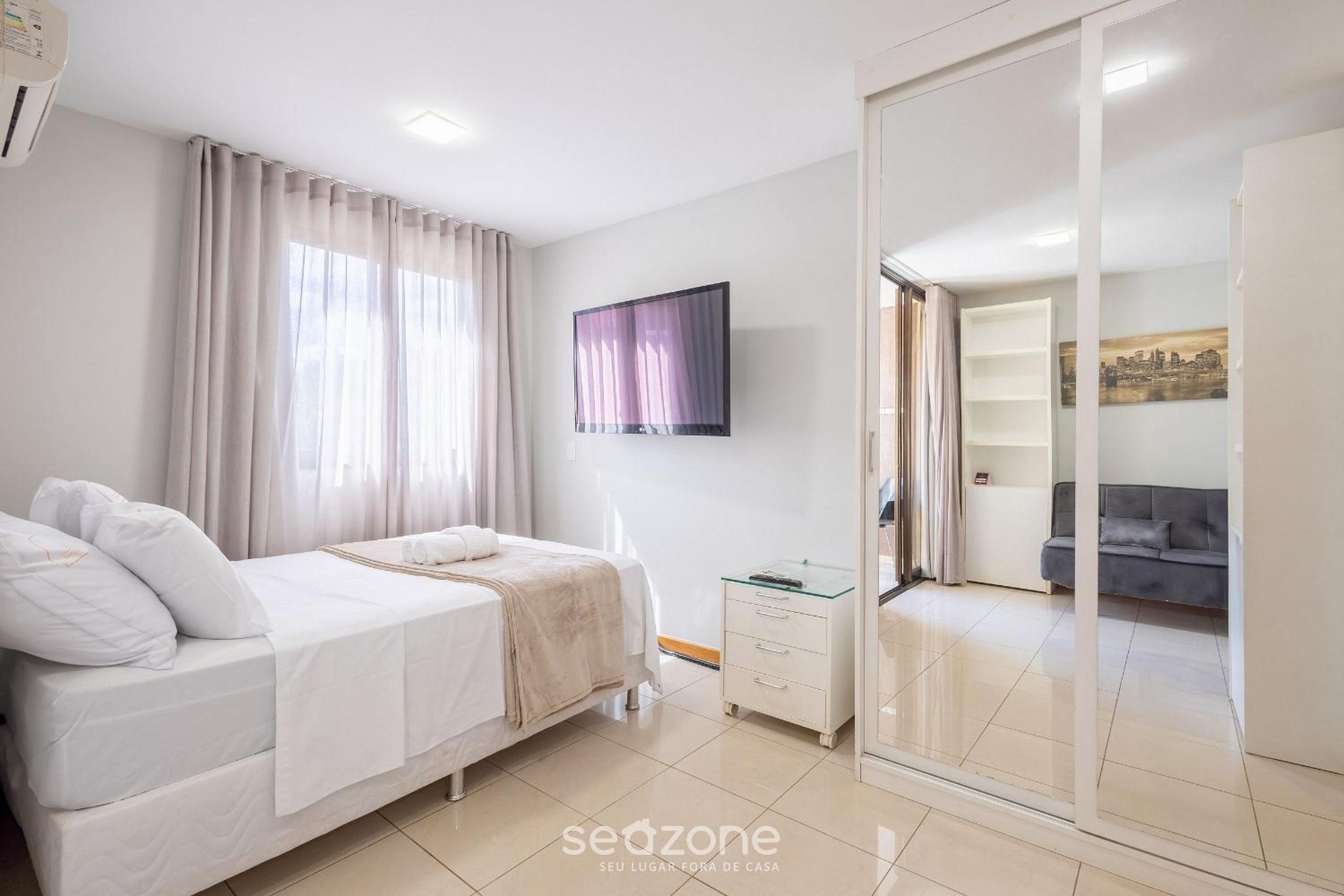 Apt with balcony in a condo with pool - CLR0211
