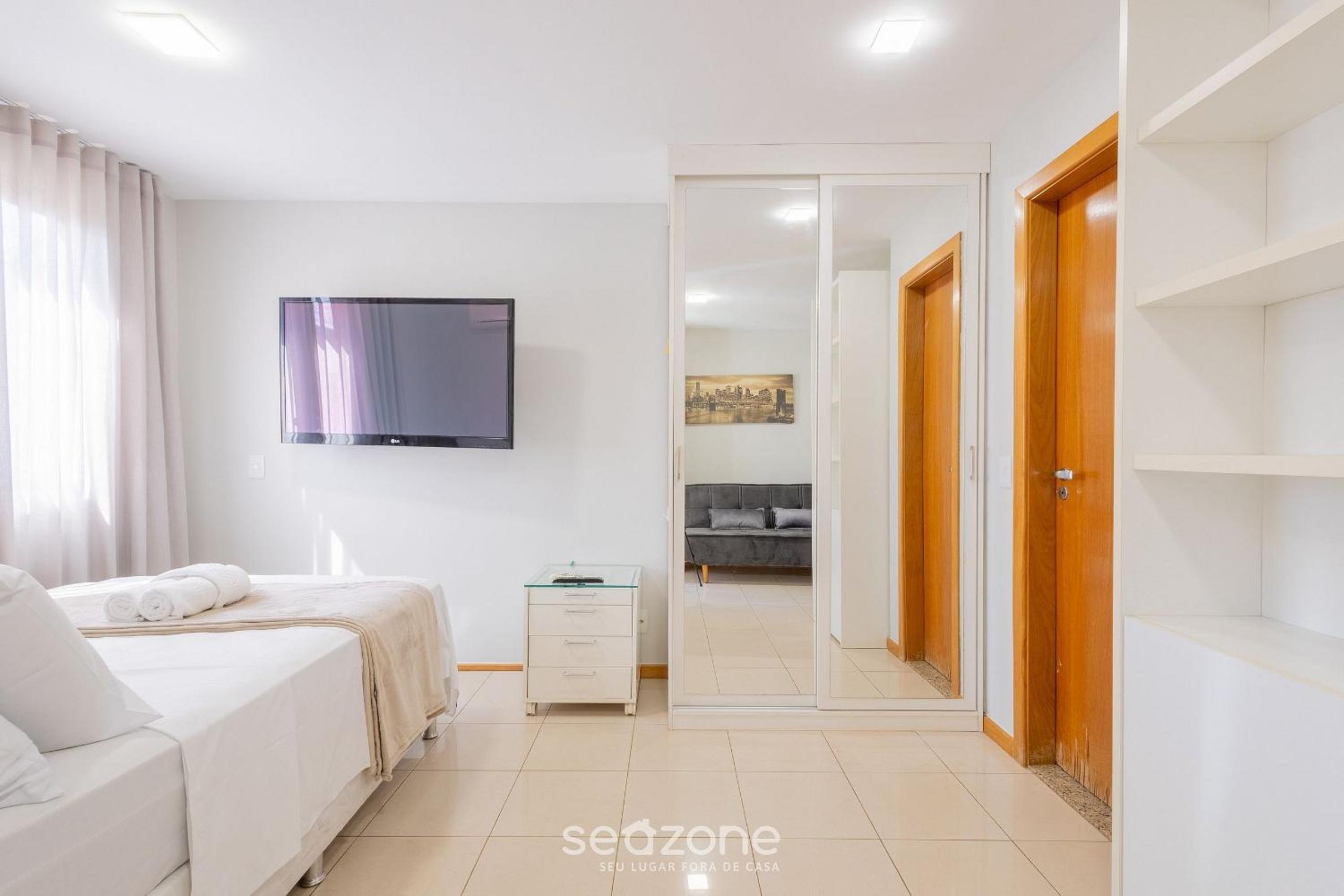 Apt with balcony in a condo with pool - CLR0211