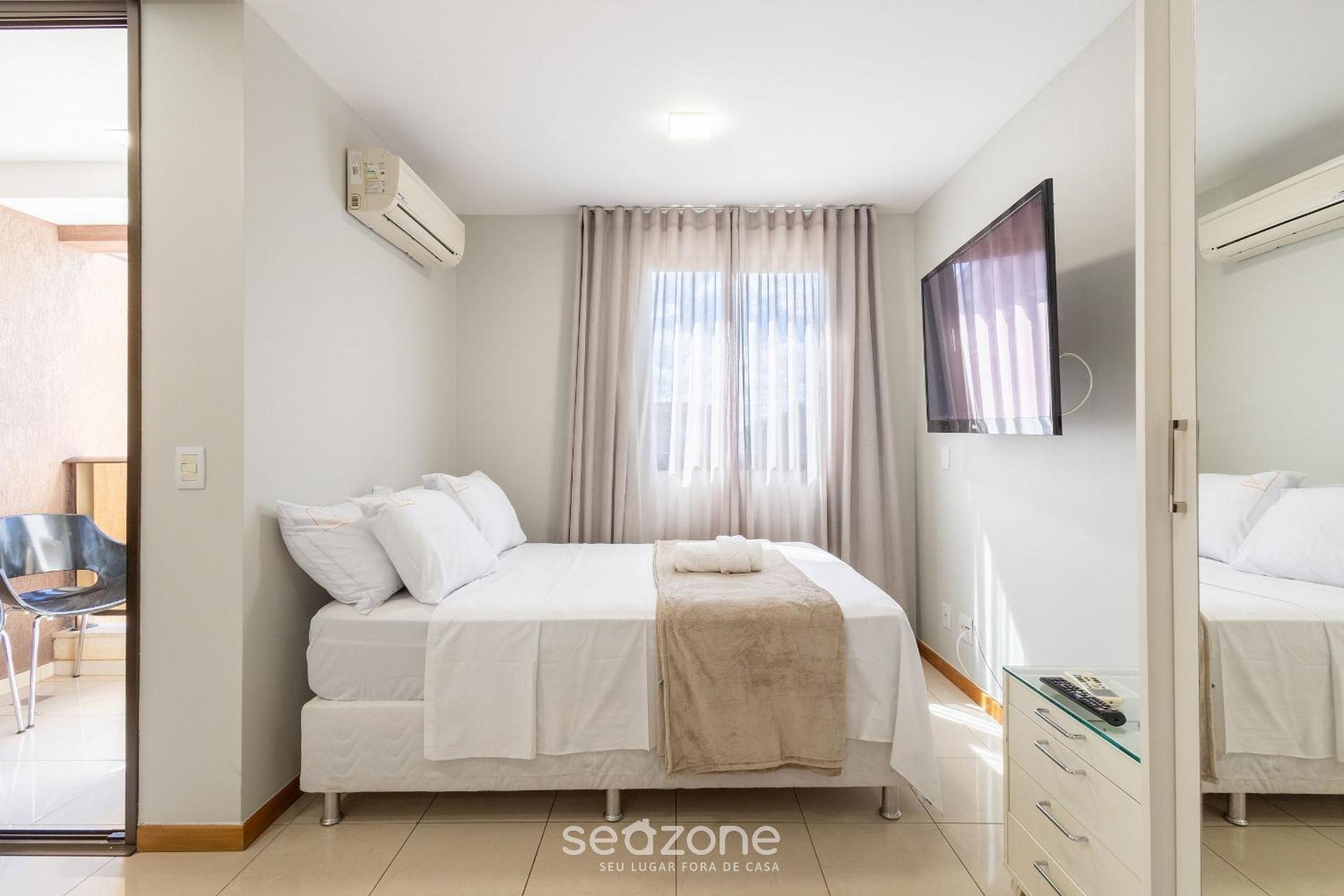 Apt with balcony in a condo with pool - CLR0211