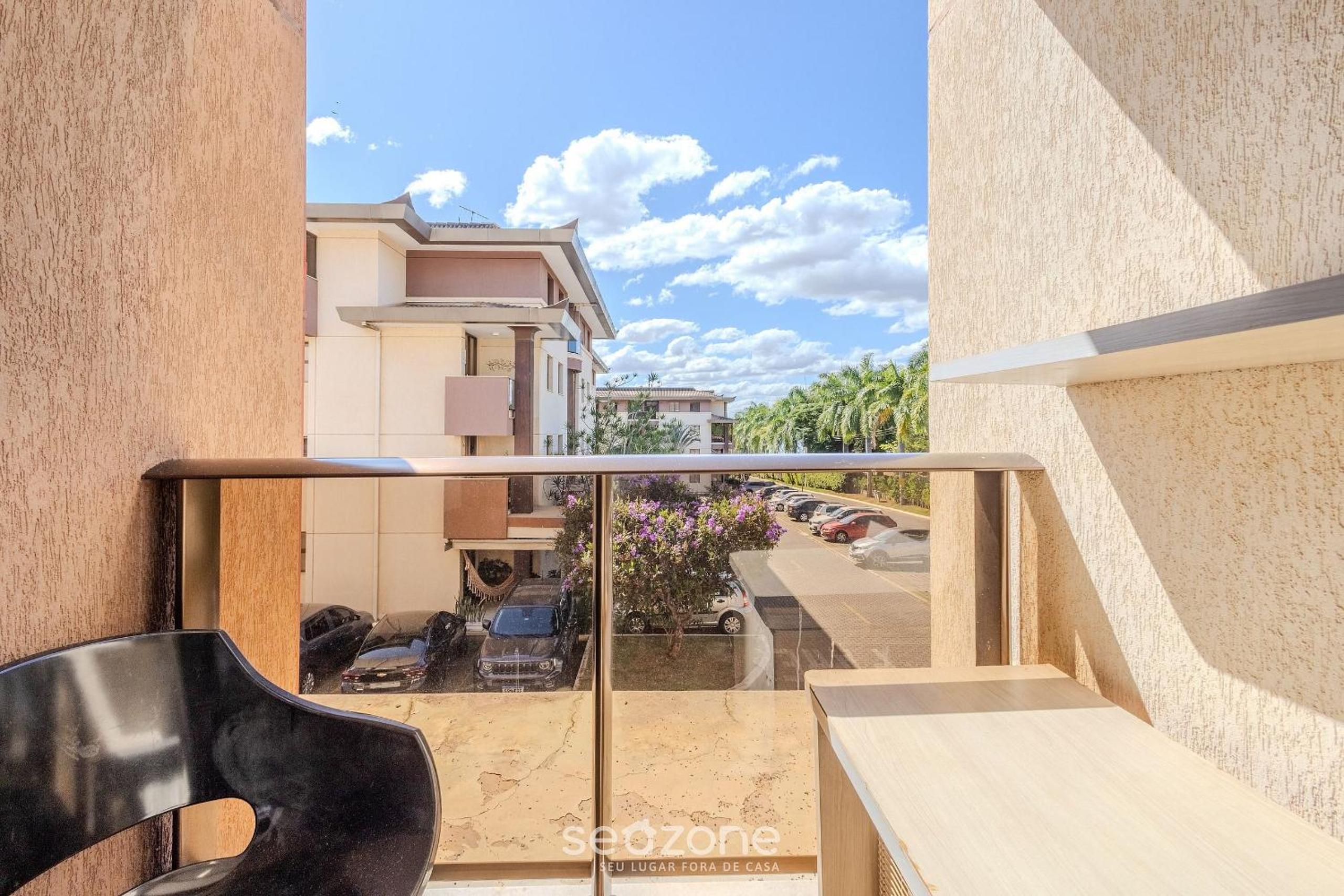 Apt with balcony in a condo with pool - CLR0211