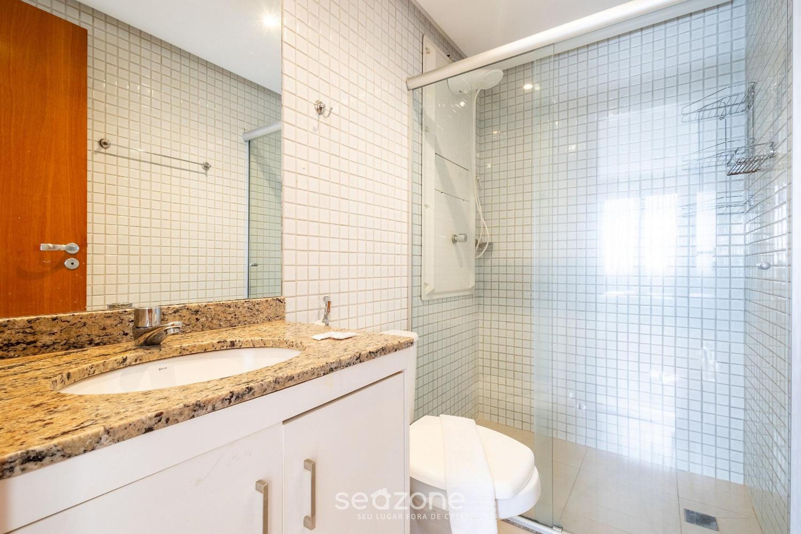 Apt with balcony in a condo with pool - CLR0211