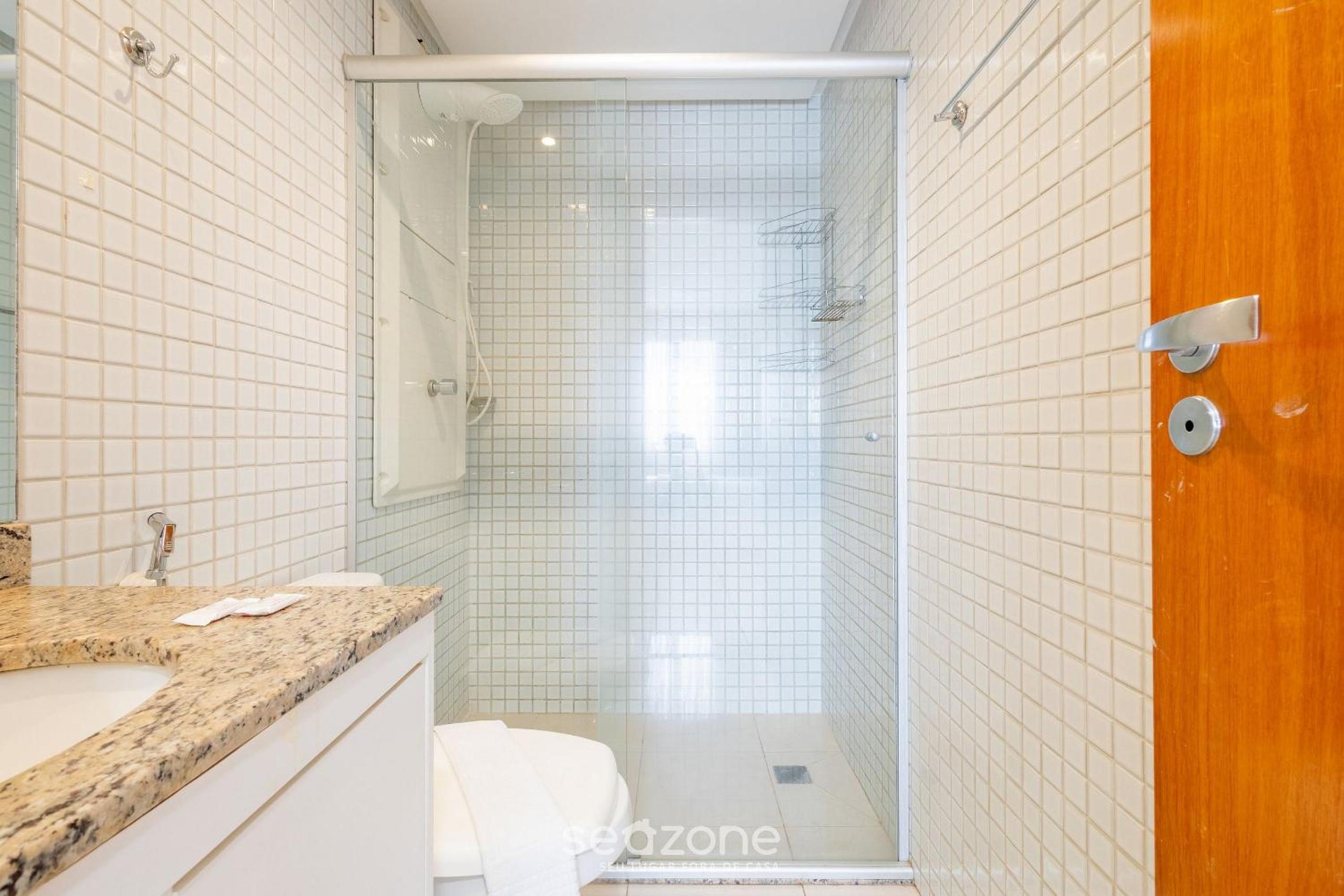 Apt with balcony in a condo with pool - CLR0211