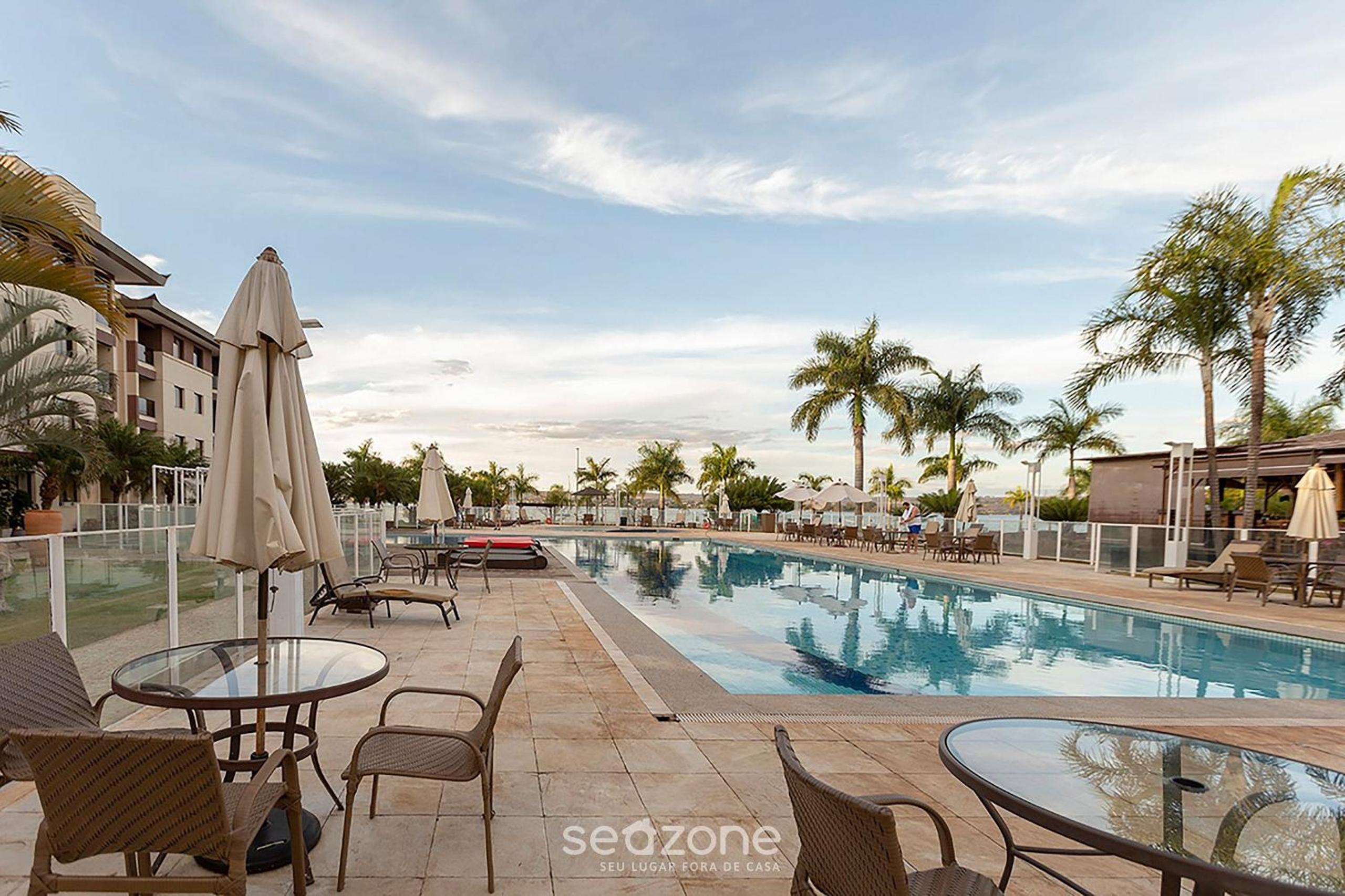 Apt with balcony in a condo with pool - CLR0211