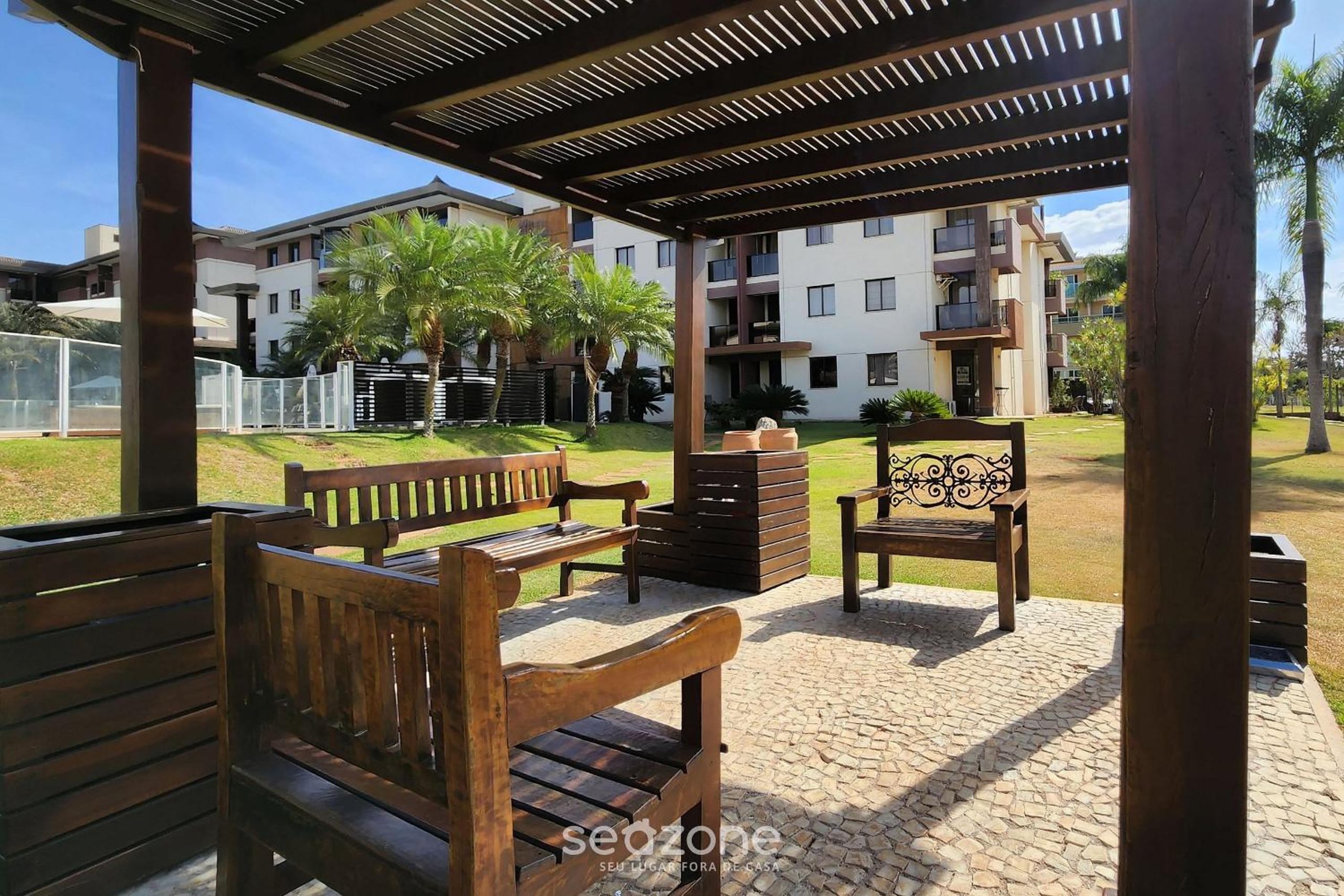 Apt with balcony in a condo with pool - CLR0211