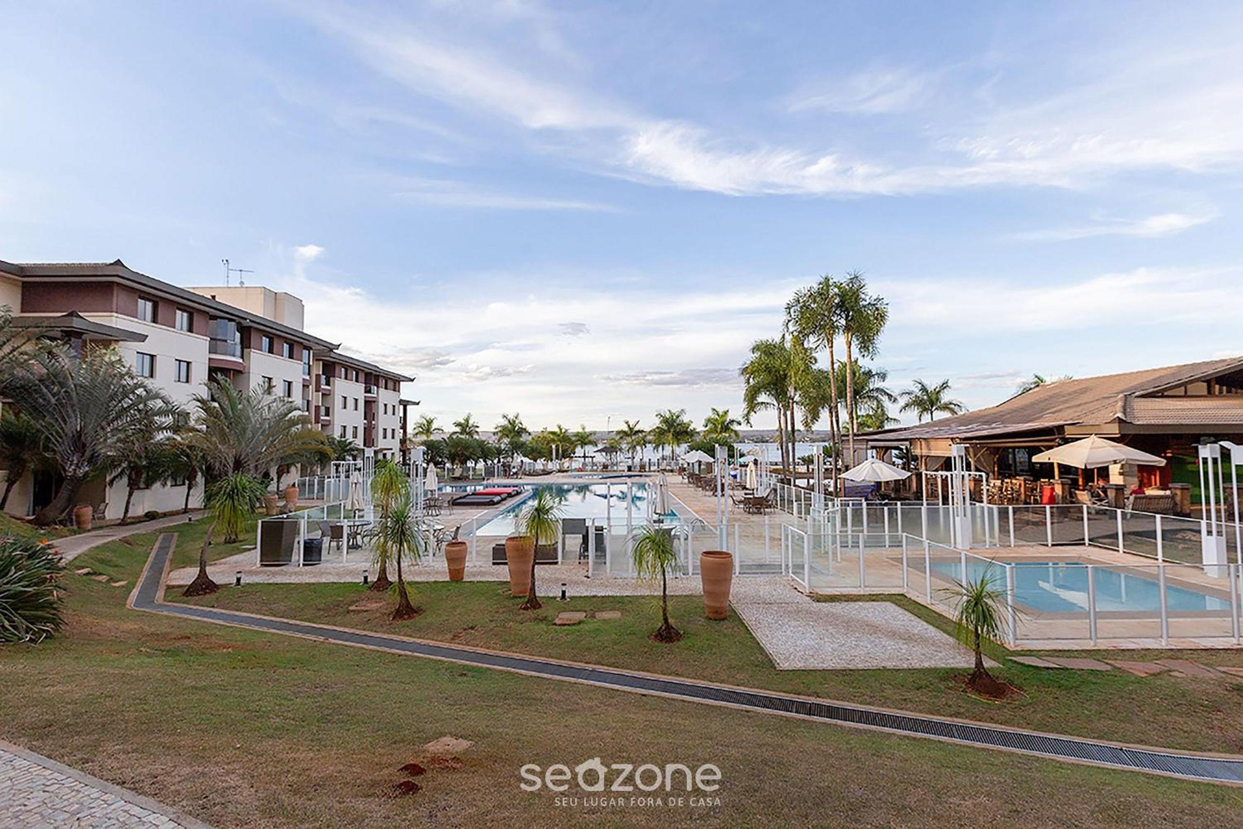 Apt with balcony in a condo with pool - CLR0211