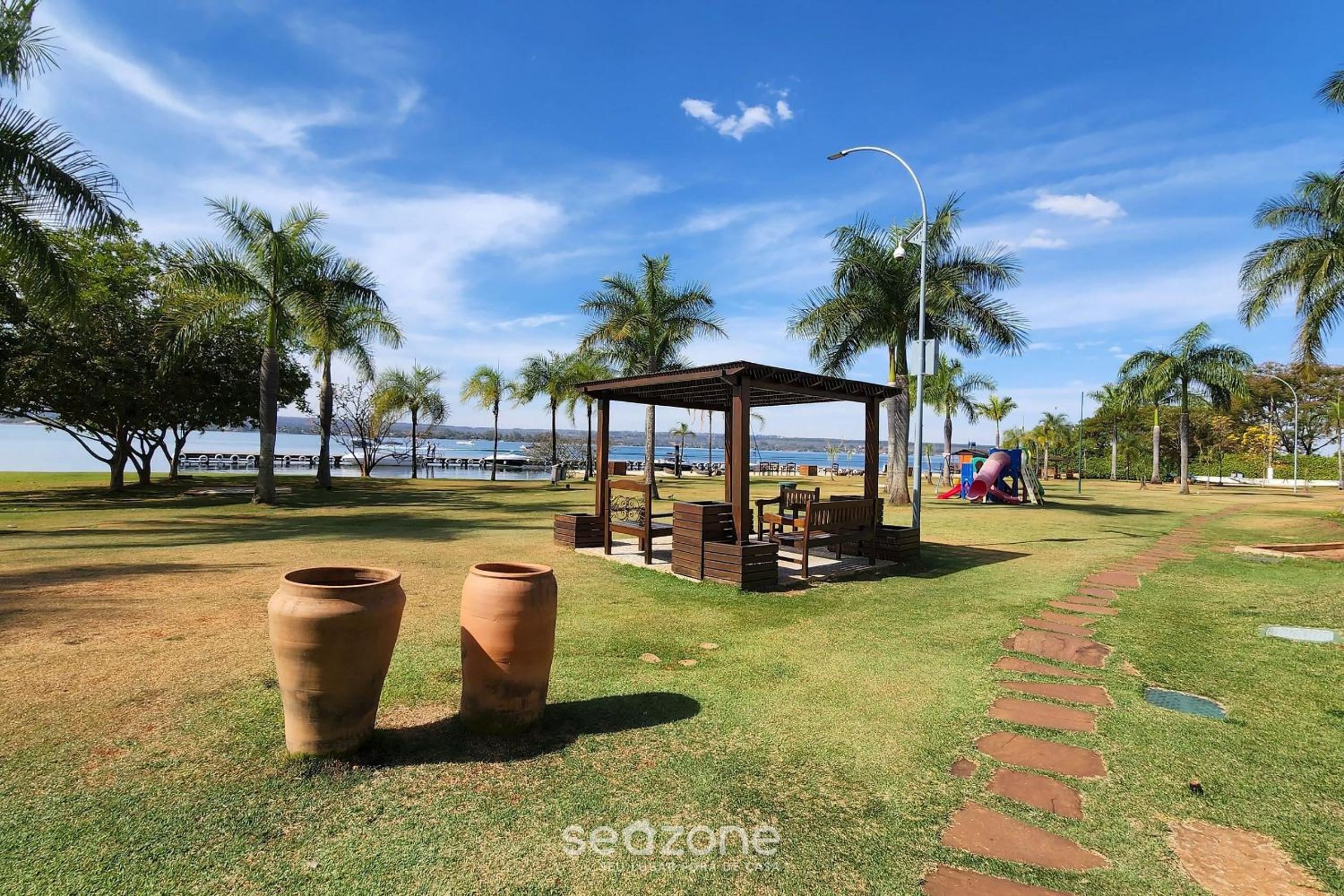 Apt with balcony in a condo with pool - CLR0211