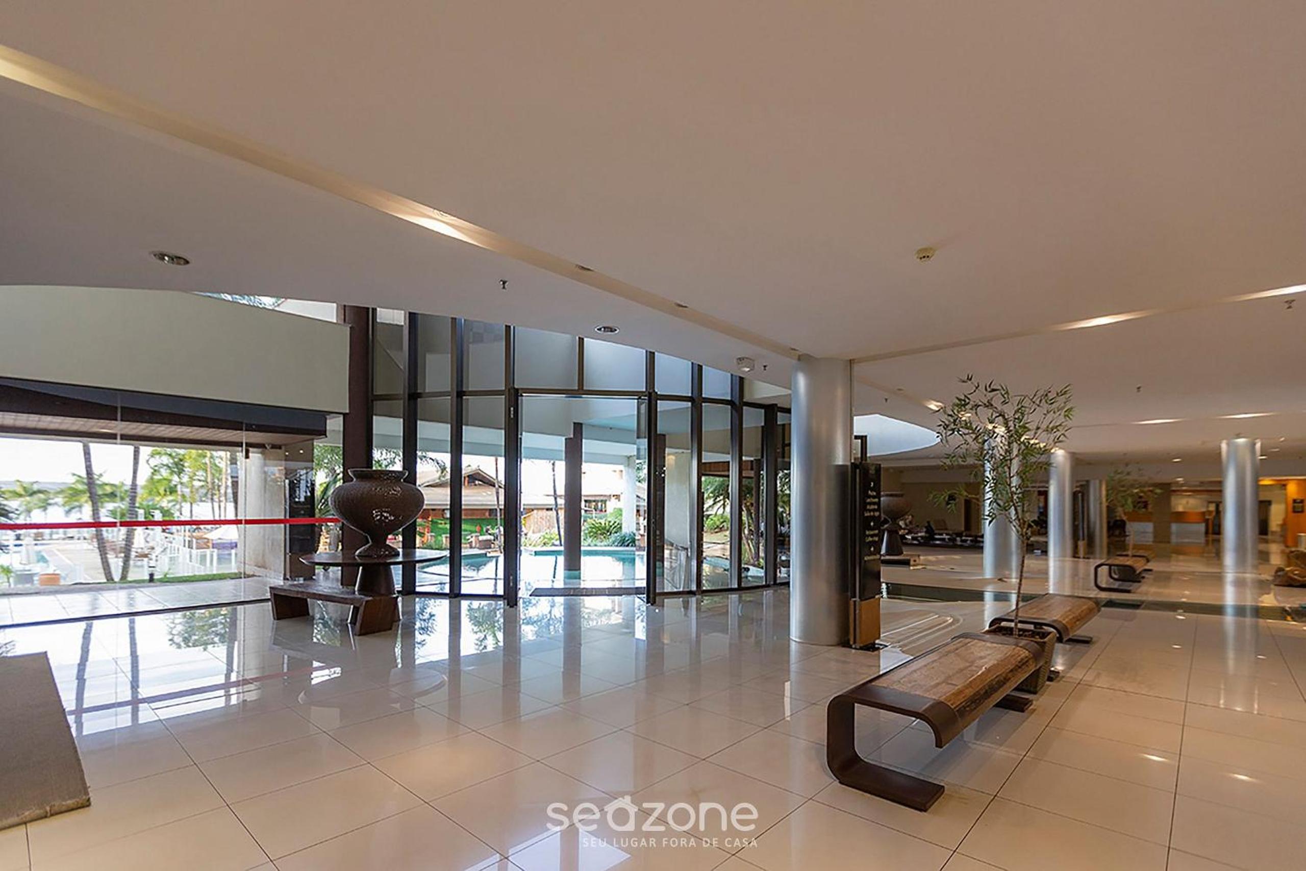 Apt with balcony in a condo with pool - CLR0211