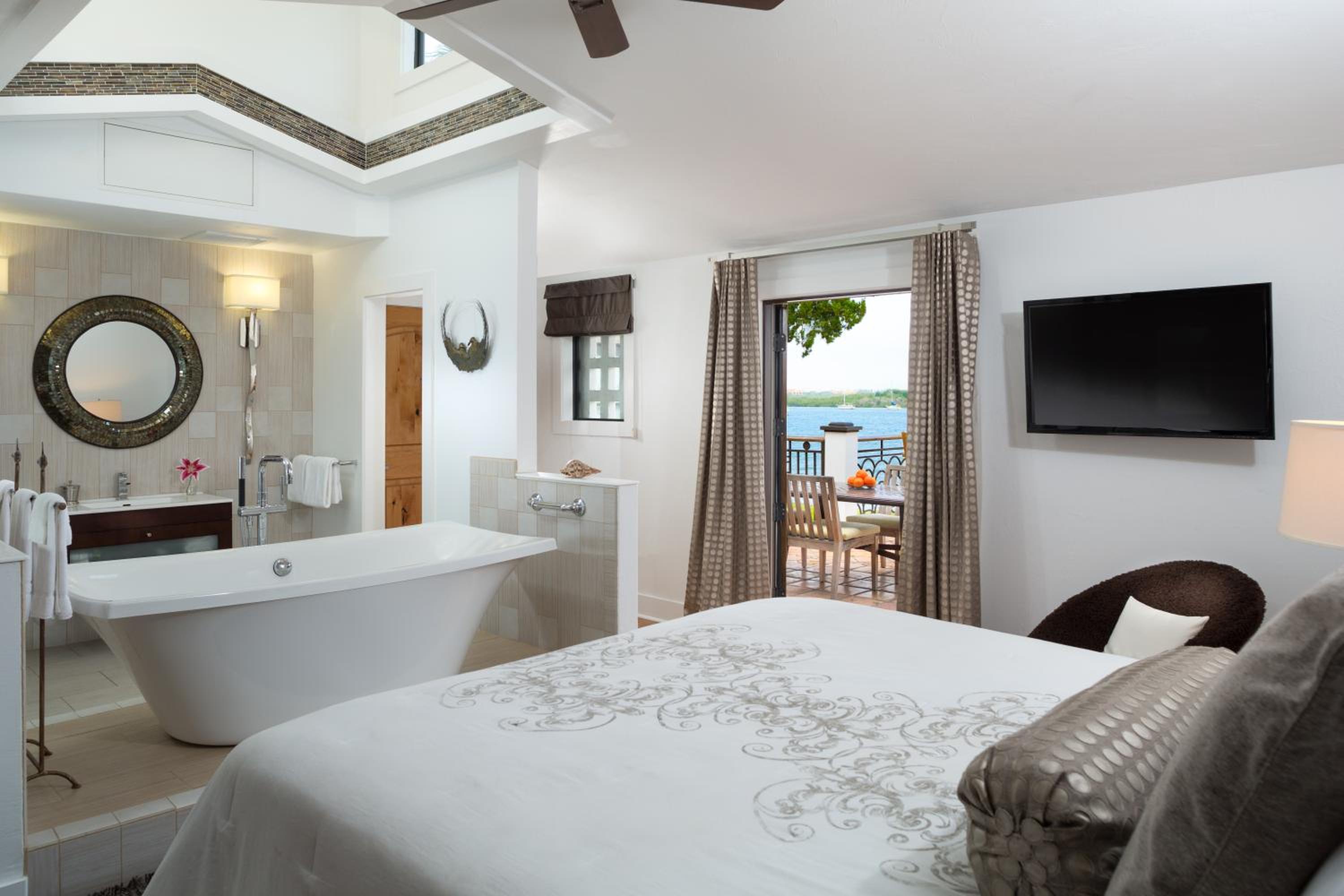 Black Dolphin Inn