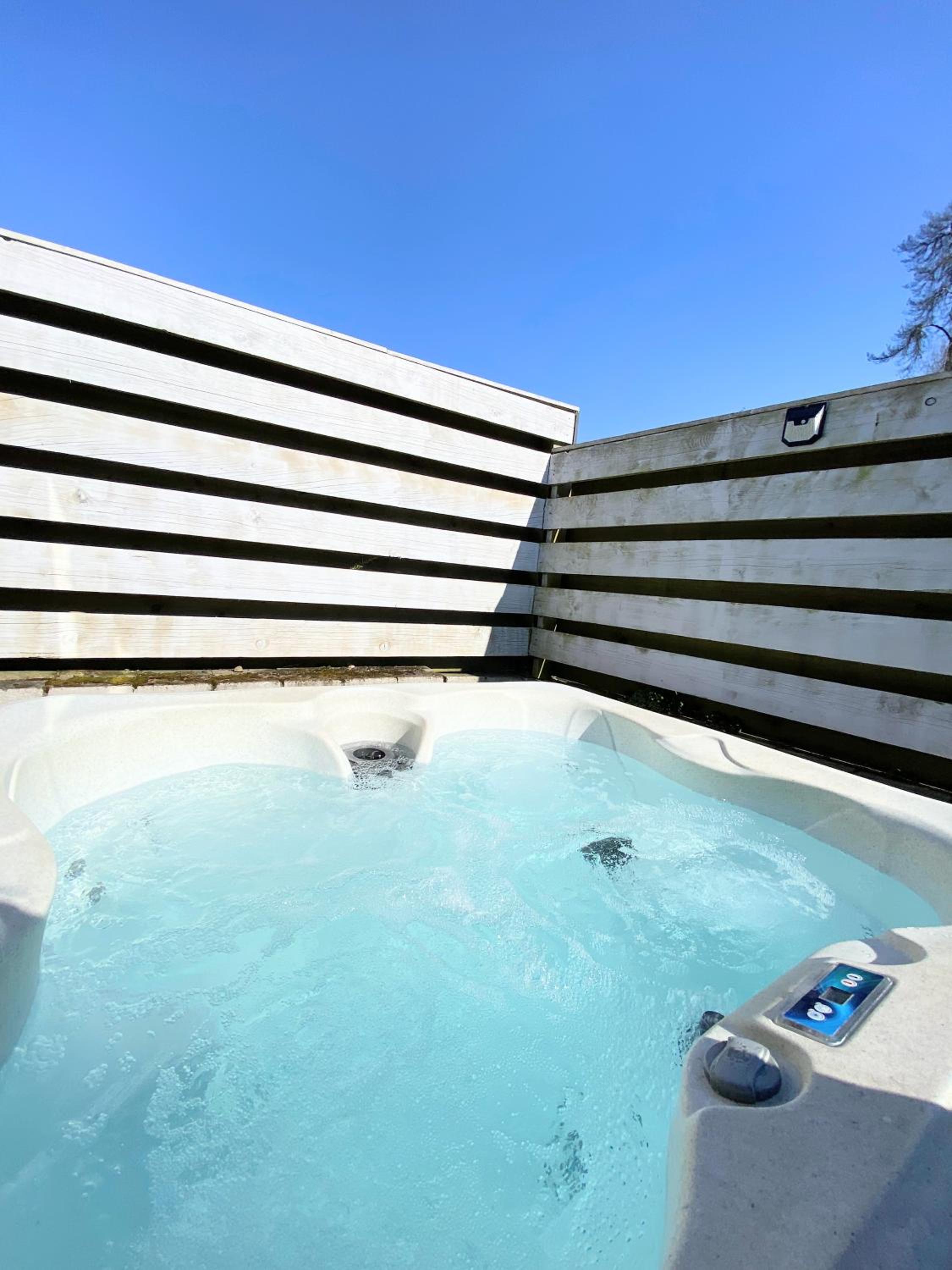 Otter 1 - Private Hot Tub - Bali Inspired Lodge - Bath - Longleat - Wiltshire, photo 11