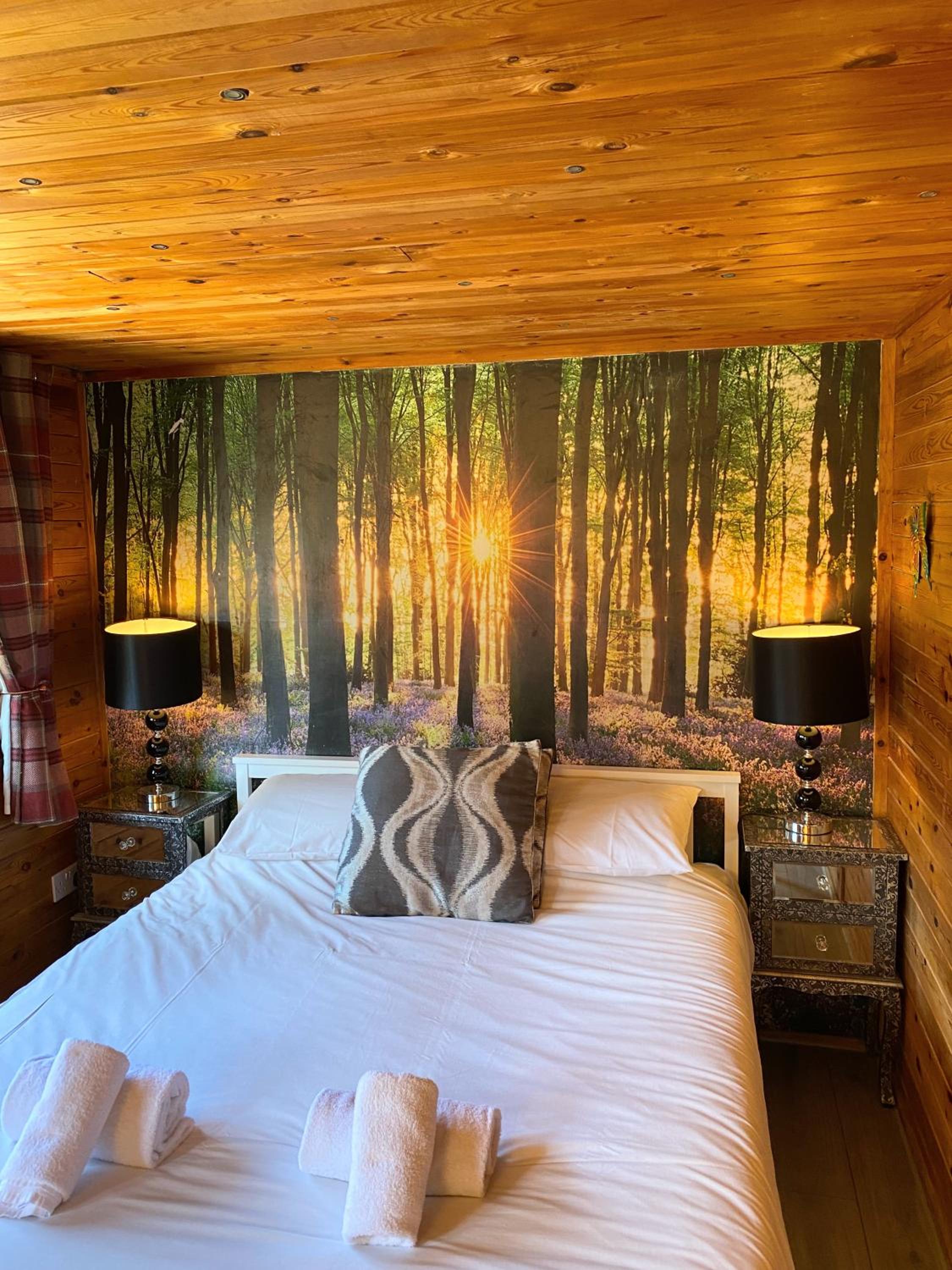 Otter 1 - Private Hot Tub - Bali Inspired Lodge - Bath - Longleat - Wiltshire, photo 14