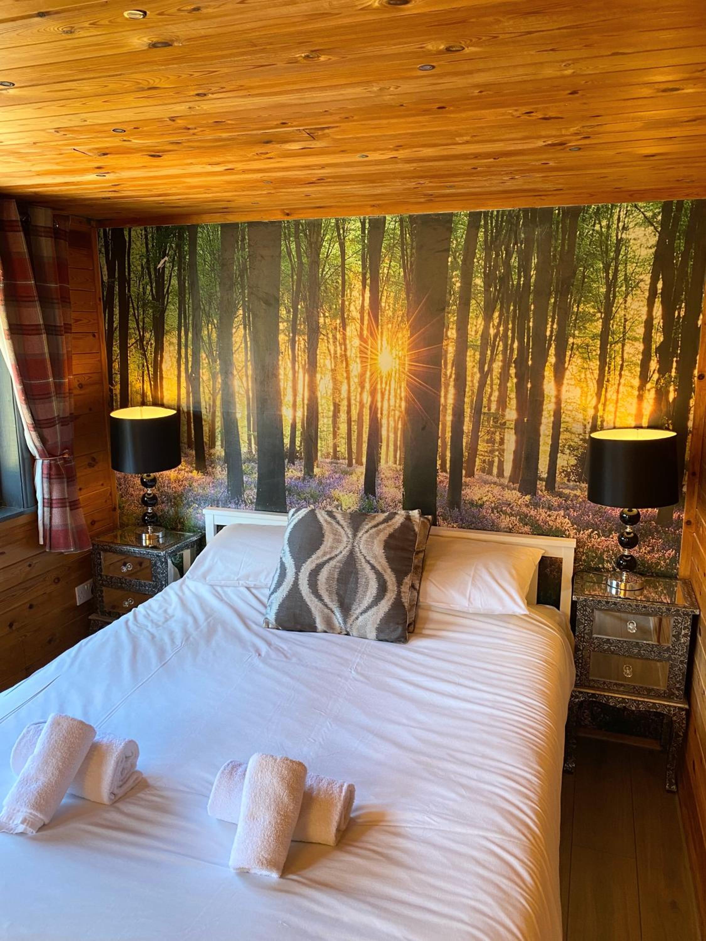 Otter 1 - Private Hot Tub - Bali Inspired Lodge - Bath - Longleat - Wiltshire, photo 23