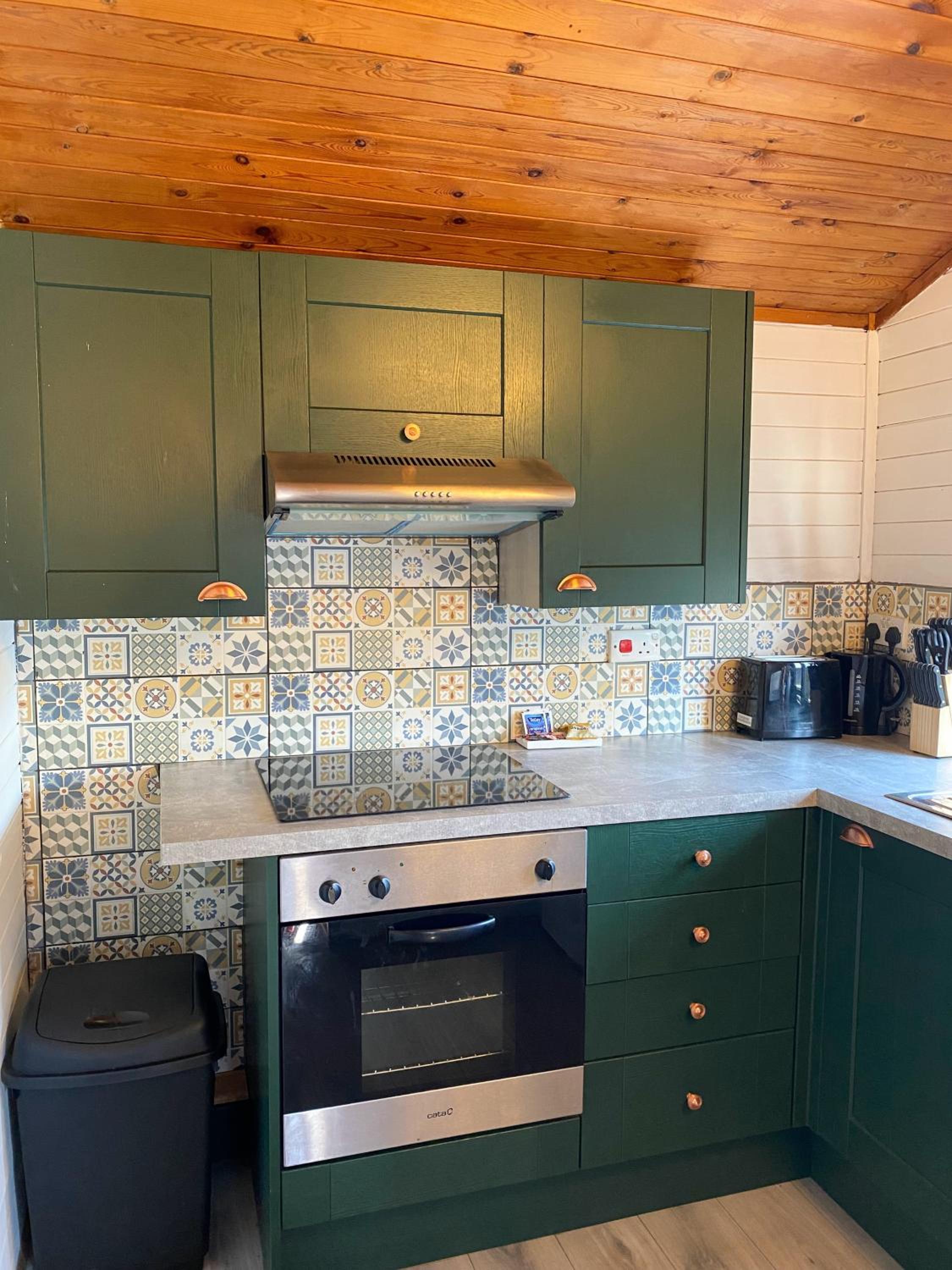Otter 1 - Private Hot Tub - Bali Inspired Lodge - Bath - Longleat - Wiltshire, photo 18
