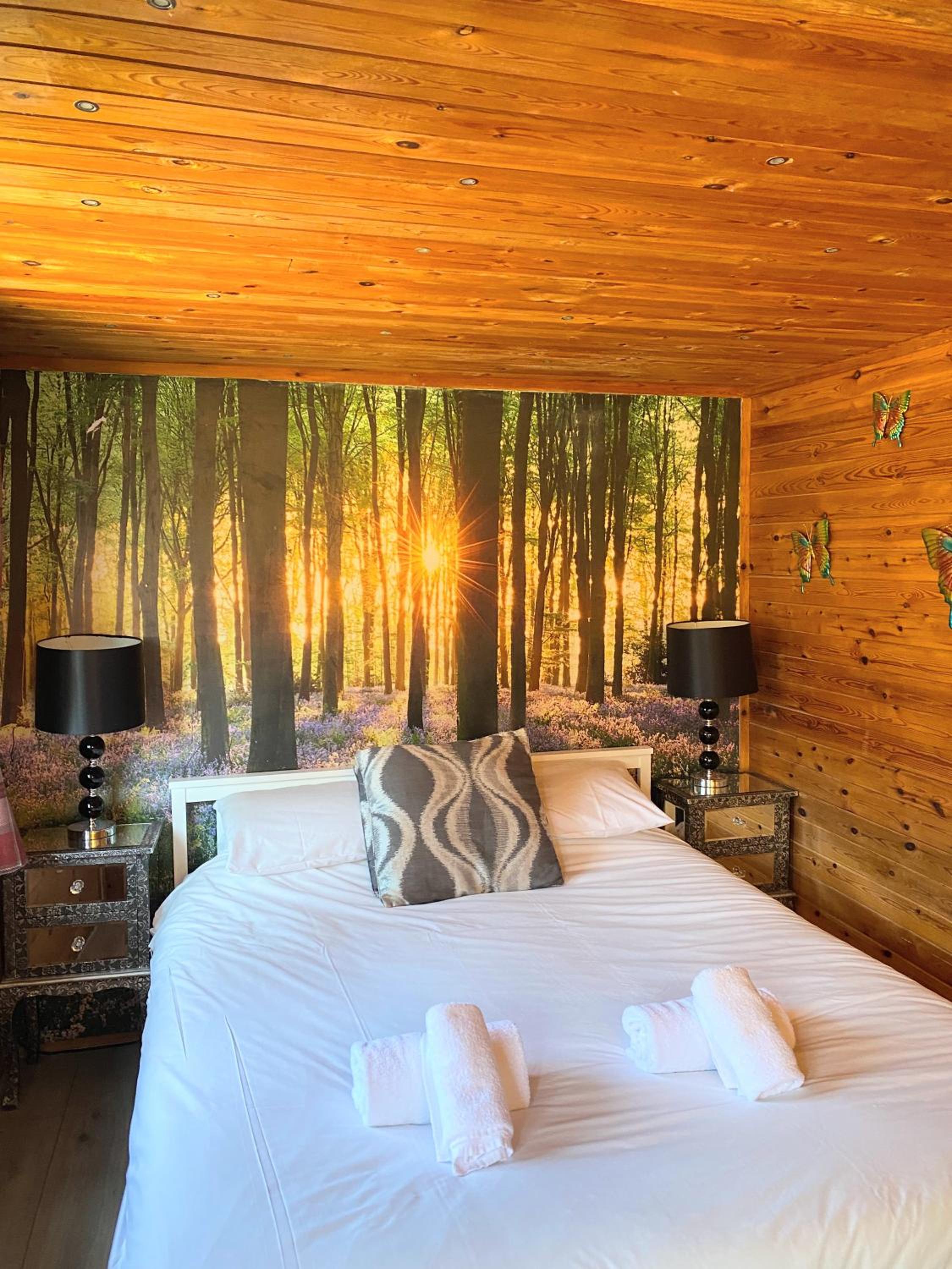 Otter 1 - Private Hot Tub - Bali Inspired Lodge - Bath - Longleat - Wiltshire, photo 7