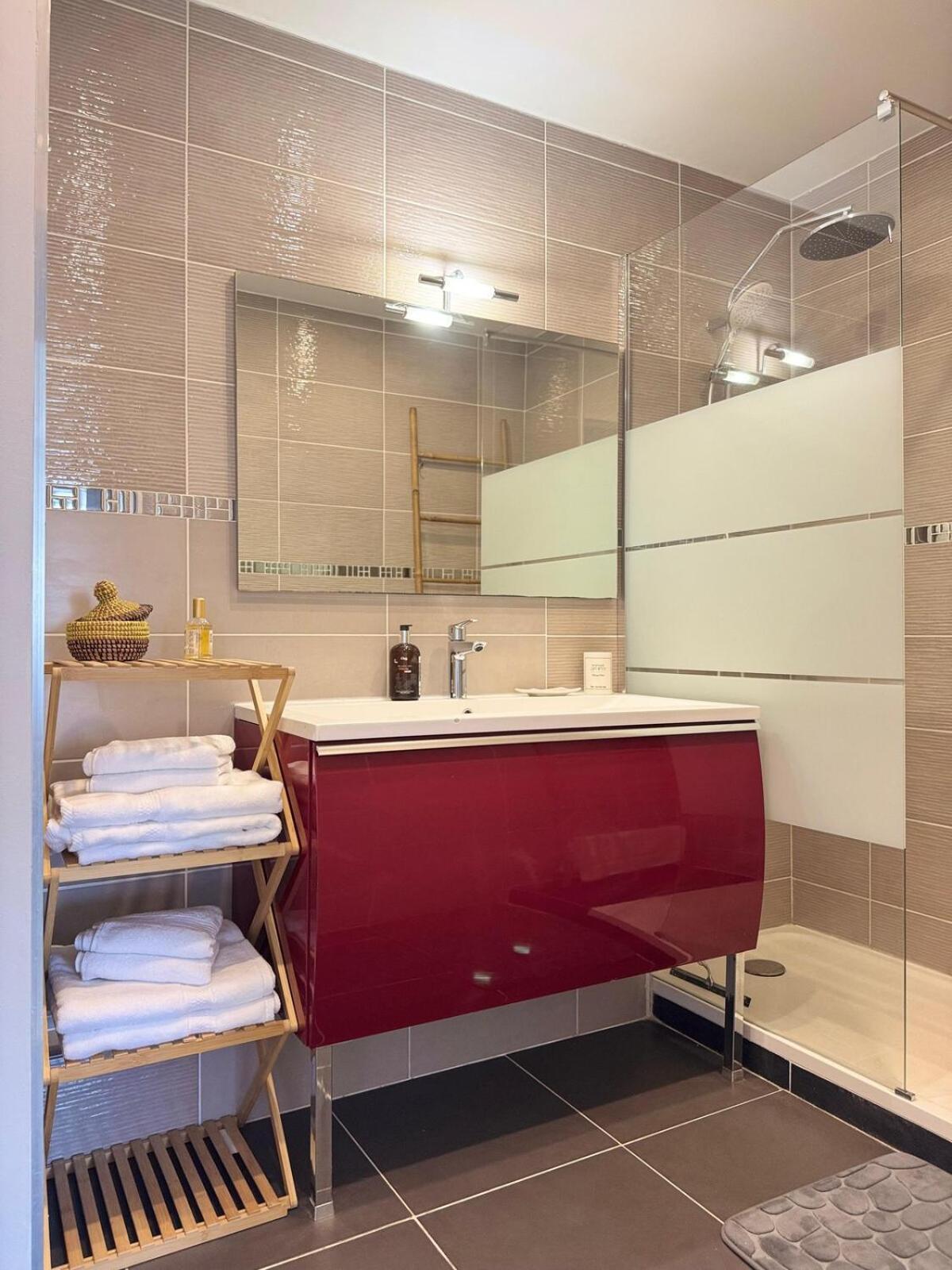 LA PROVENCE - stylish & spacious apartment with pool & private parking near Avignon, TRAVELLER AWARD 2026