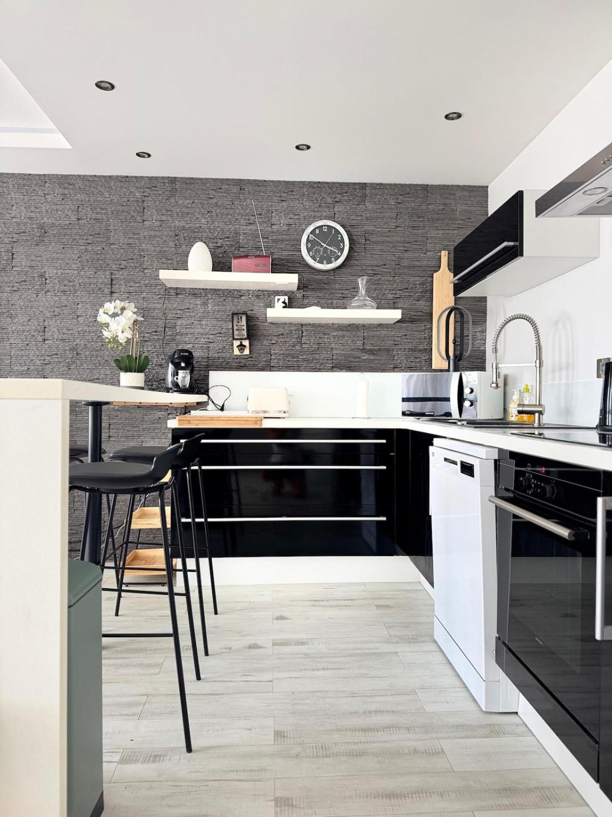 LA PROVENCE - stylish & spacious apartment with pool & private parking near Avignon, TRAVELLER AWARD 2026