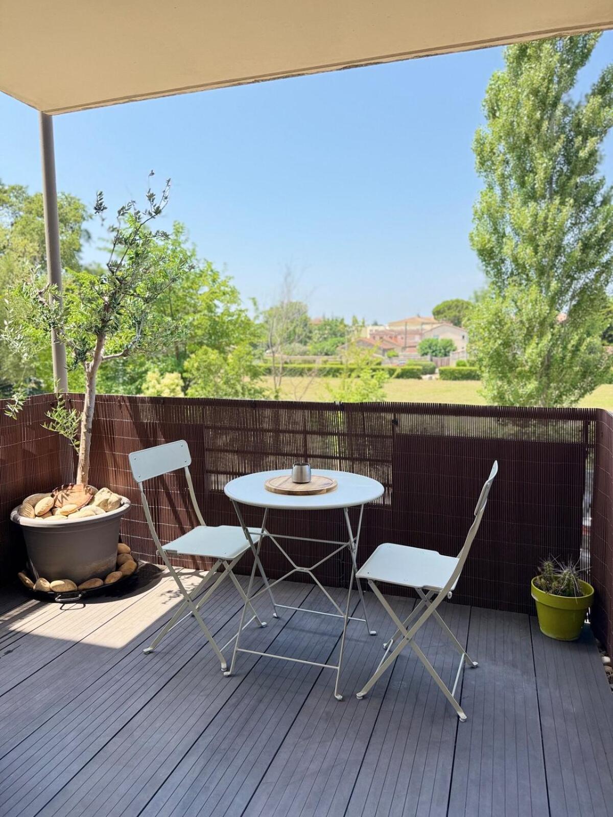 LA PROVENCE - stylish & spacious apartment with pool & private parking near Avignon, TRAVELLER AWARD 2026