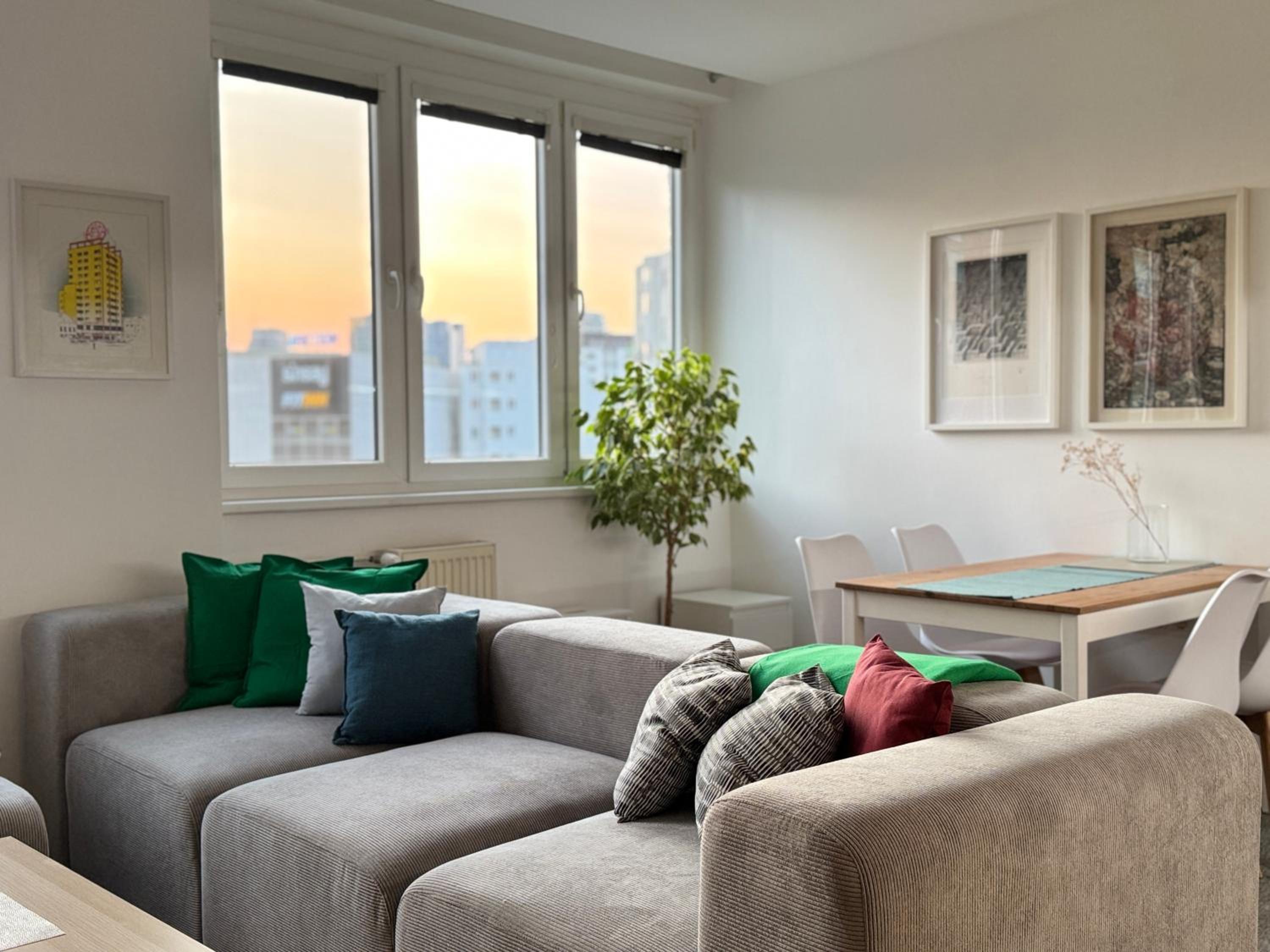 Old Town 3BR Apartment with Castle Views
