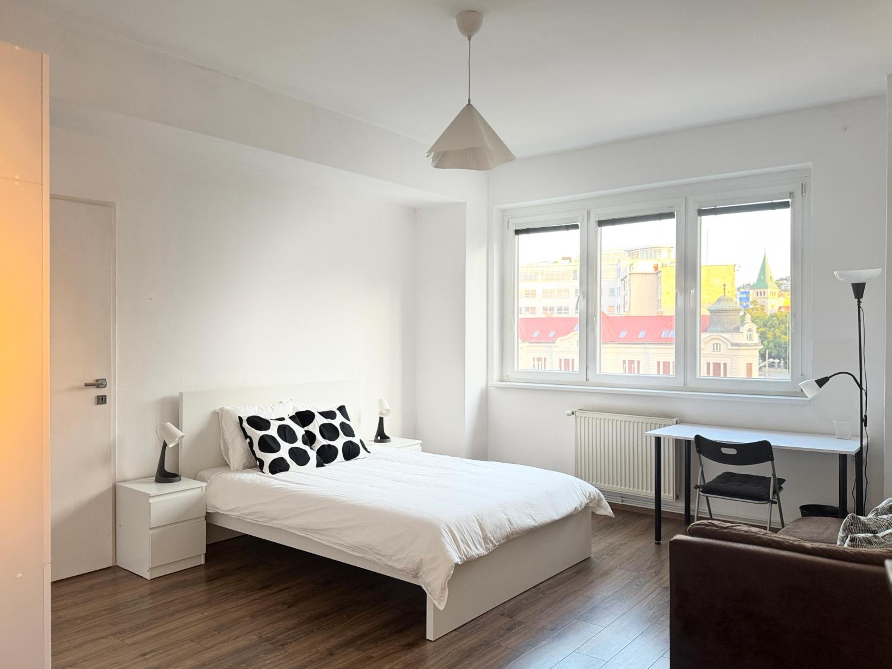Old Town 3BR Apartment with Castle Views