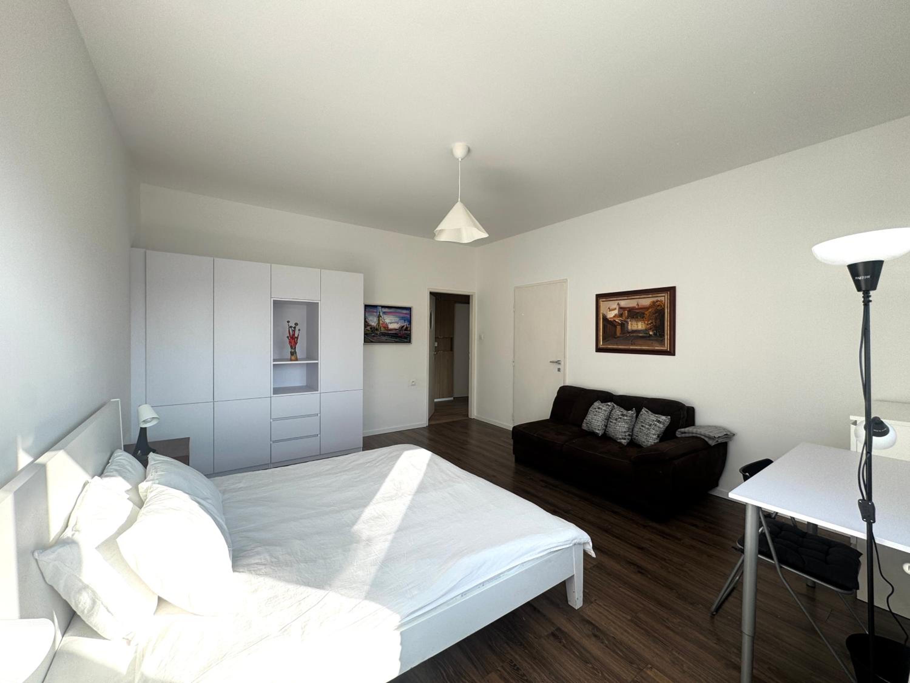 Old Town 3BR Apartment with Castle Views