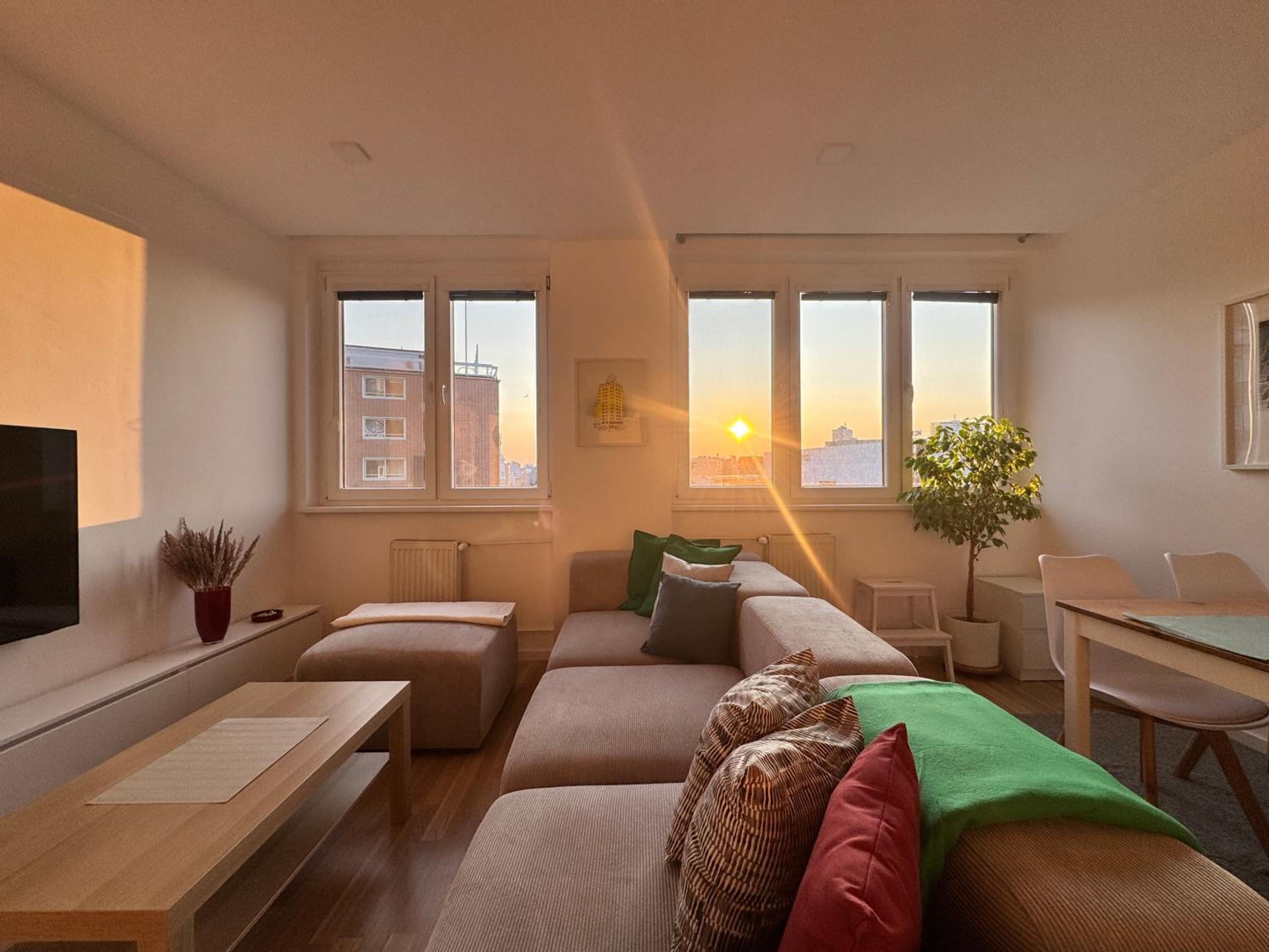 Old Town 3BR Apartment with Castle Views