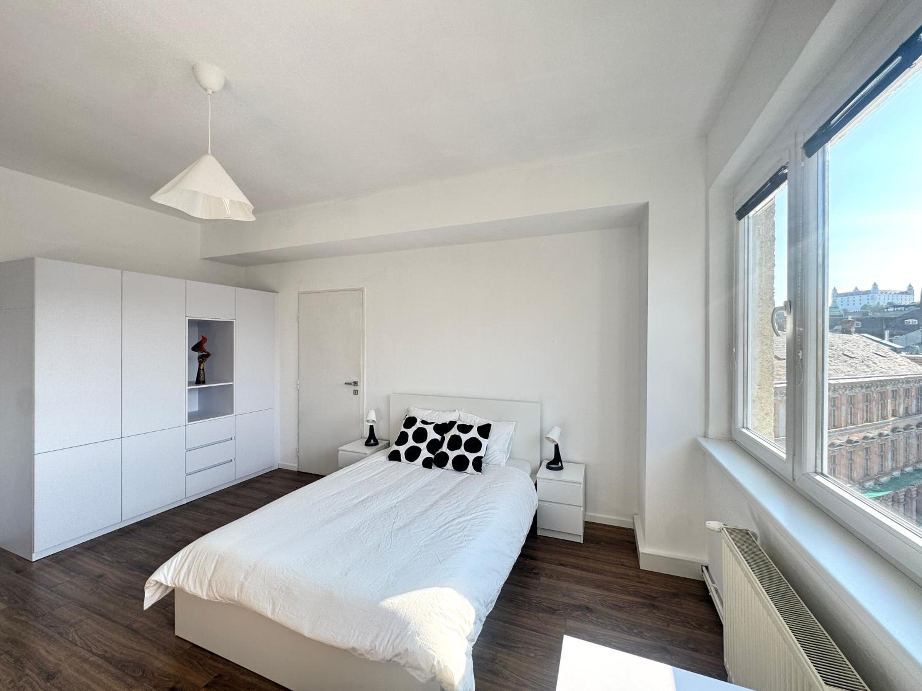 Old Town 3BR Apartment with Castle Views