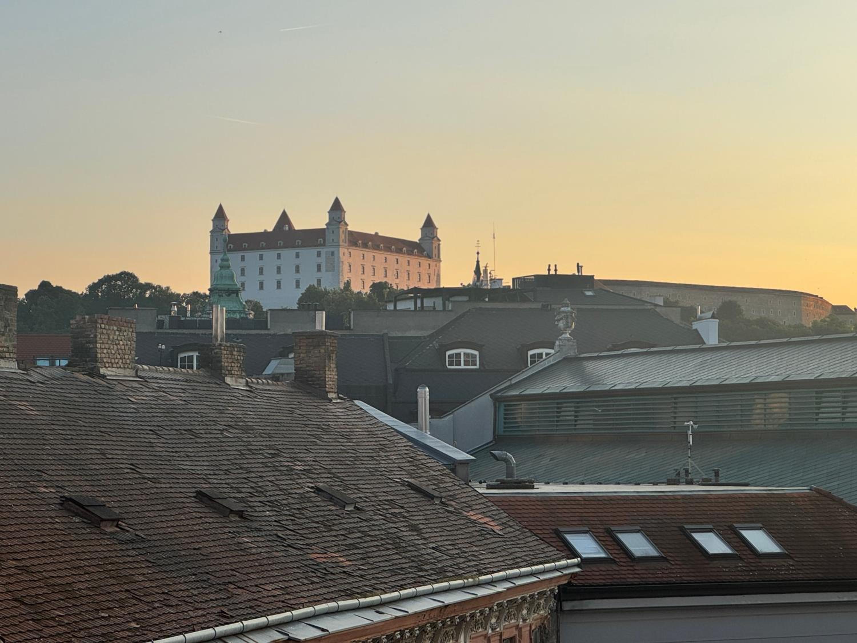Old Town 3BR Apartment with Castle Views