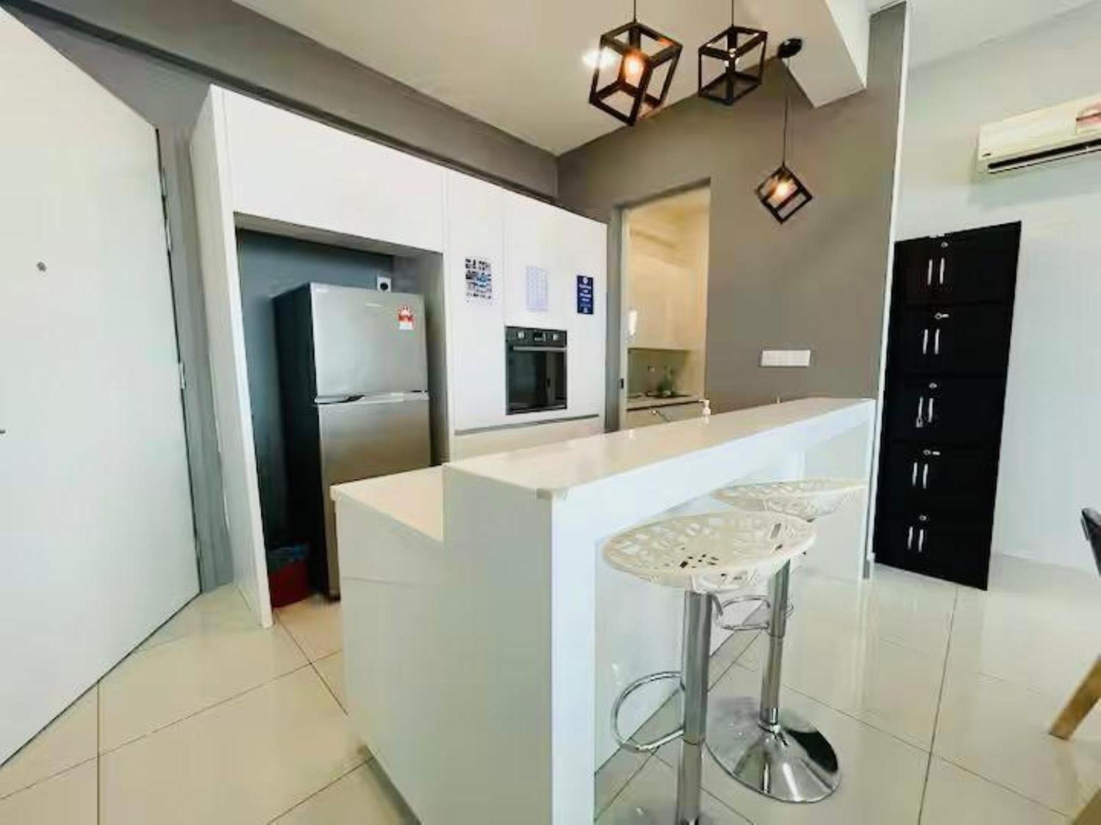 High Floor Seaview 2BR suites with Pool Sauna & Bathtub Near Gurney George Town Jazz Suites 253A