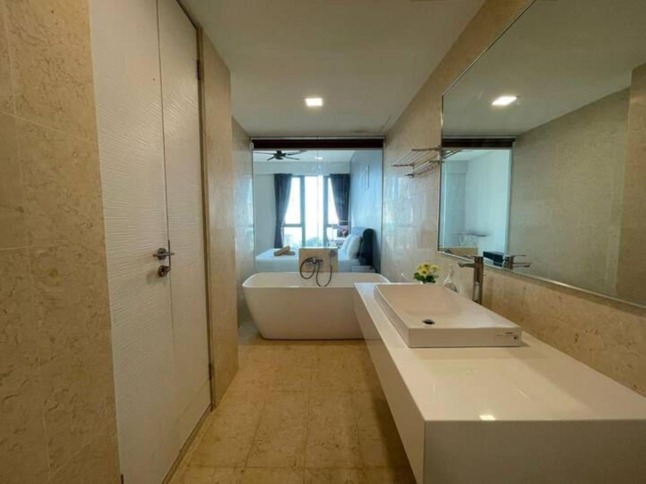 High Floor Seaview 2BR suites with Pool Sauna & Bathtub Near Gurney George Town Jazz Suites 253A