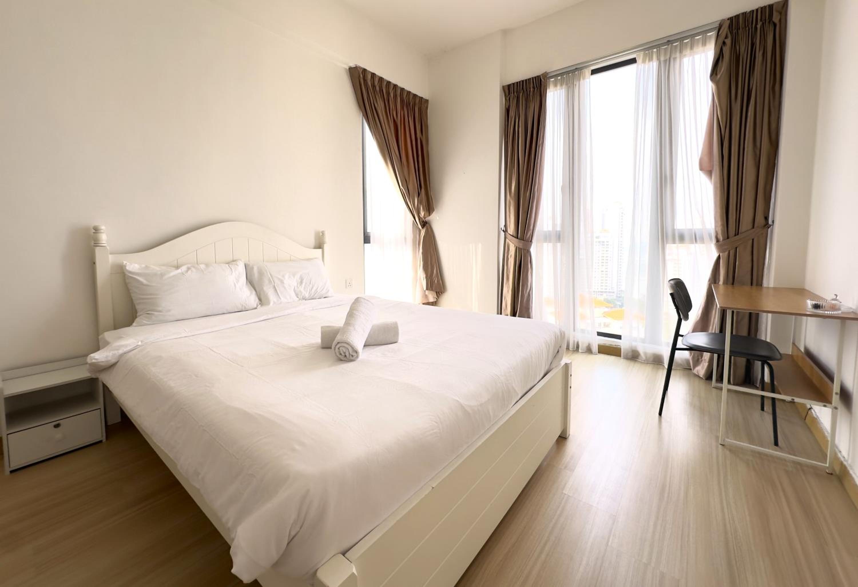 High Floor Seaview 2BR suites with Pool Sauna & Bathtub Near Gurney George Town Jazz Suites 253A