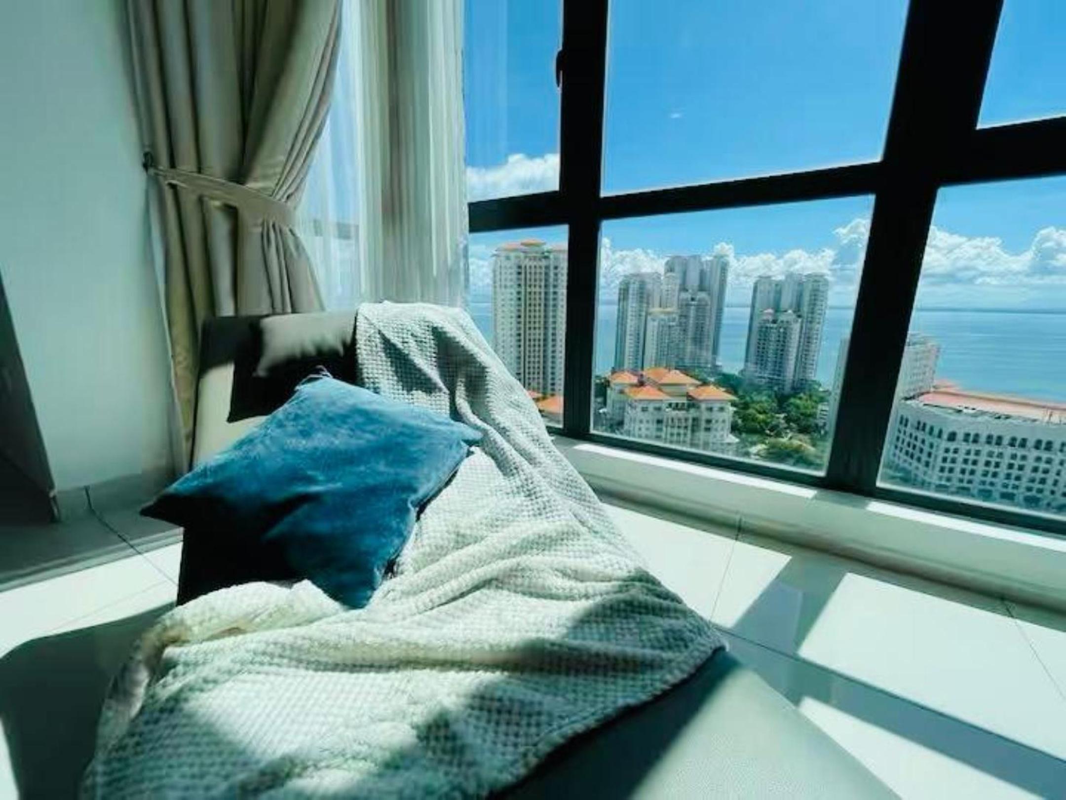 High Floor Seaview 2BR suites with Pool Sauna & Bathtub Near Gurney George Town Jazz Suites 253A
