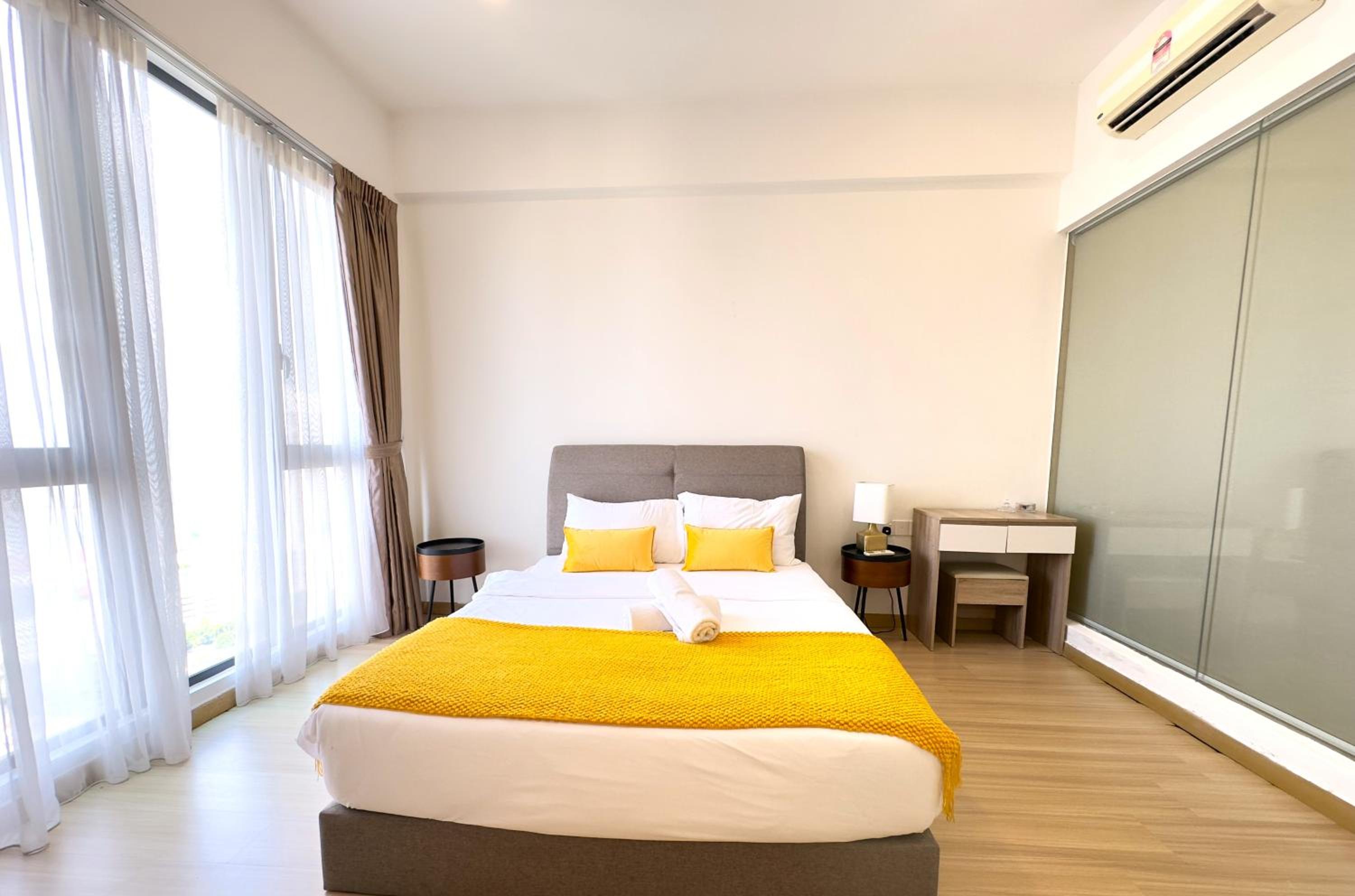 High Floor Seaview 2BR suites with Pool Sauna & Bathtub Near Gurney George Town Jazz Suites 253A