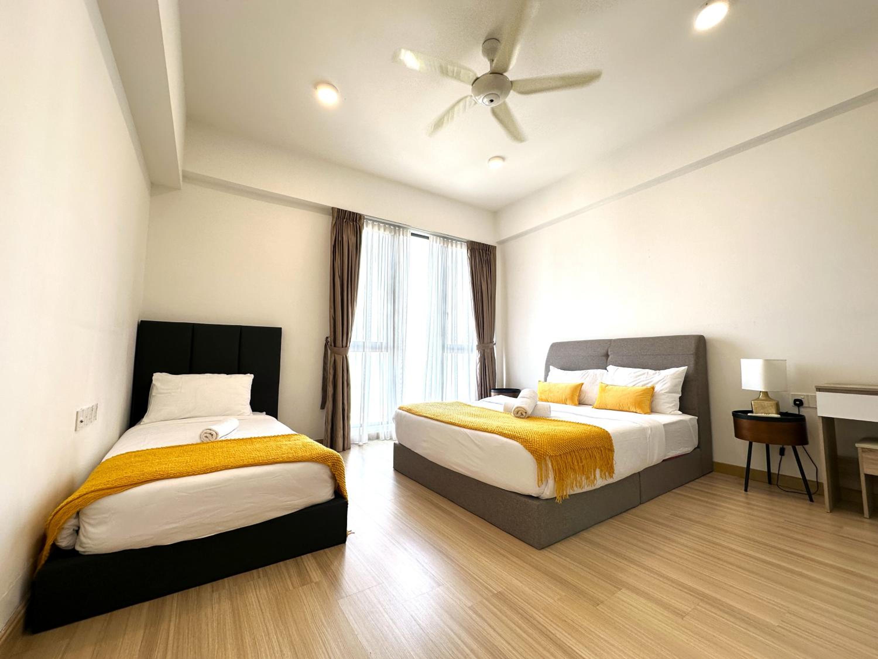 High Floor Seaview 2BR suites with Pool Sauna & Bathtub Near Gurney George Town Jazz Suites 253A