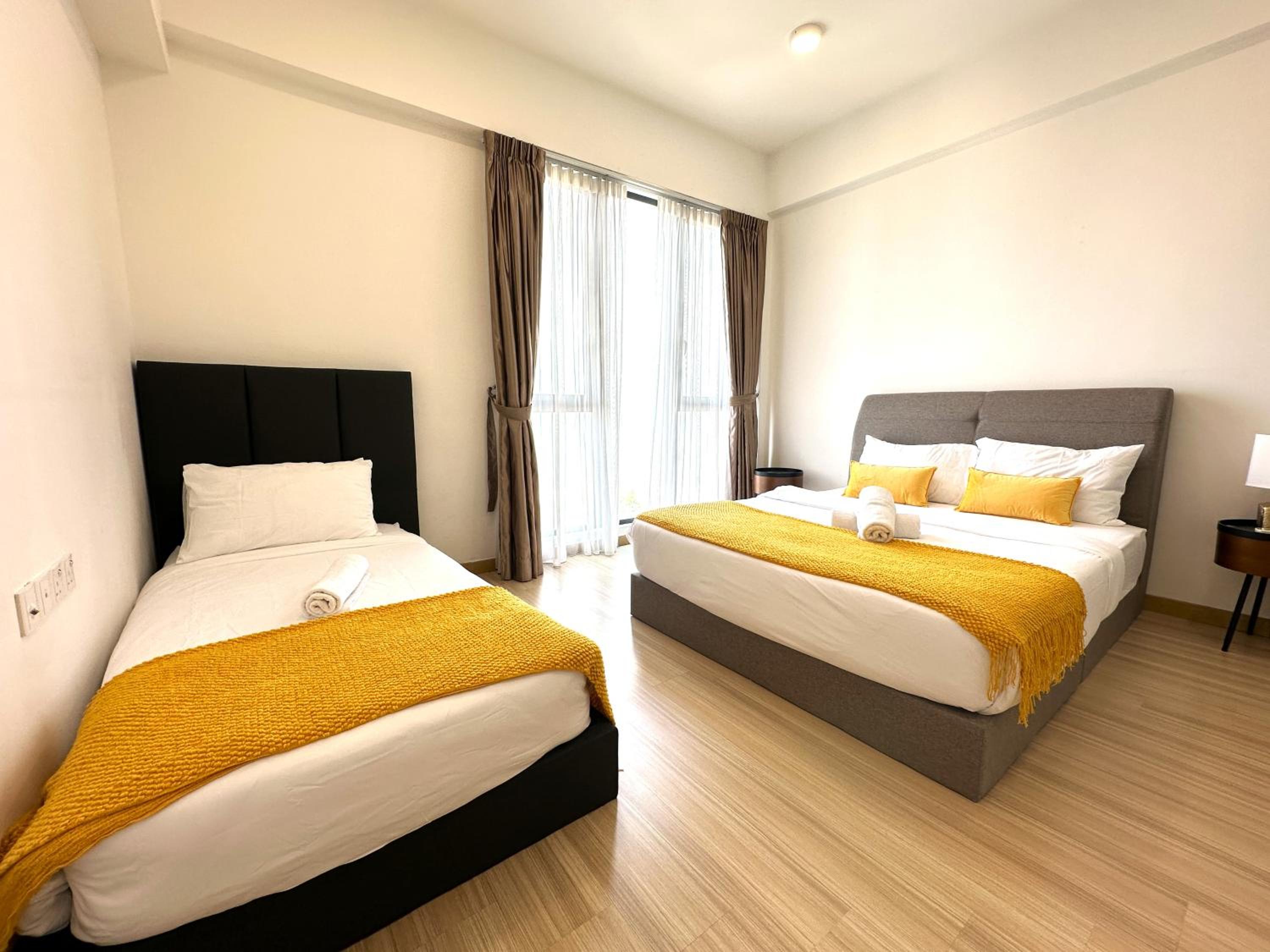 High Floor Seaview 2BR suites with Pool Sauna & Bathtub Near Gurney George Town Jazz Suites 253A