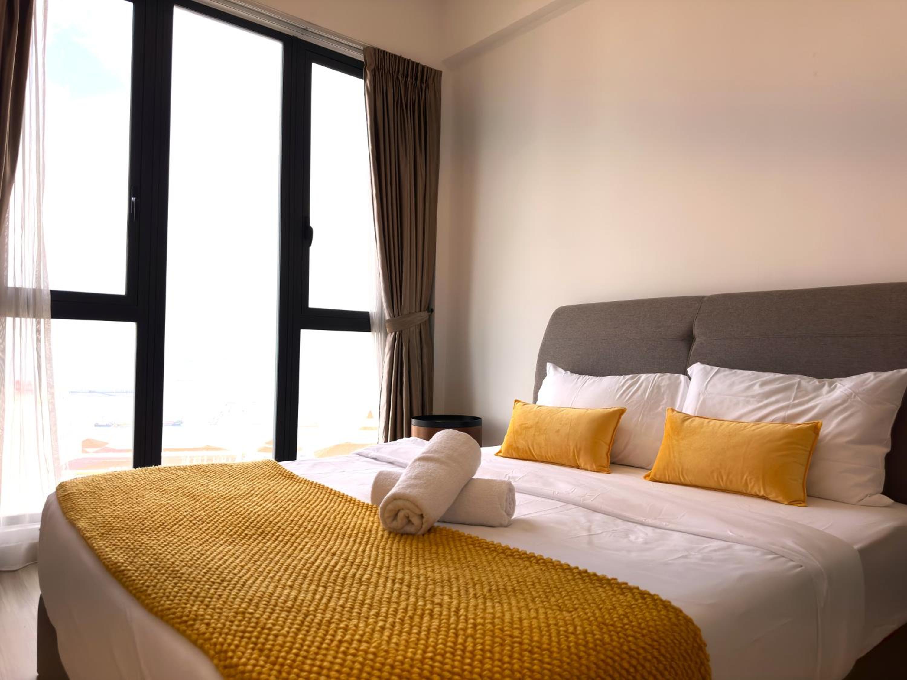 High Floor Seaview 2BR suites with Pool Sauna & Bathtub Near Gurney George Town Jazz Suites 253A