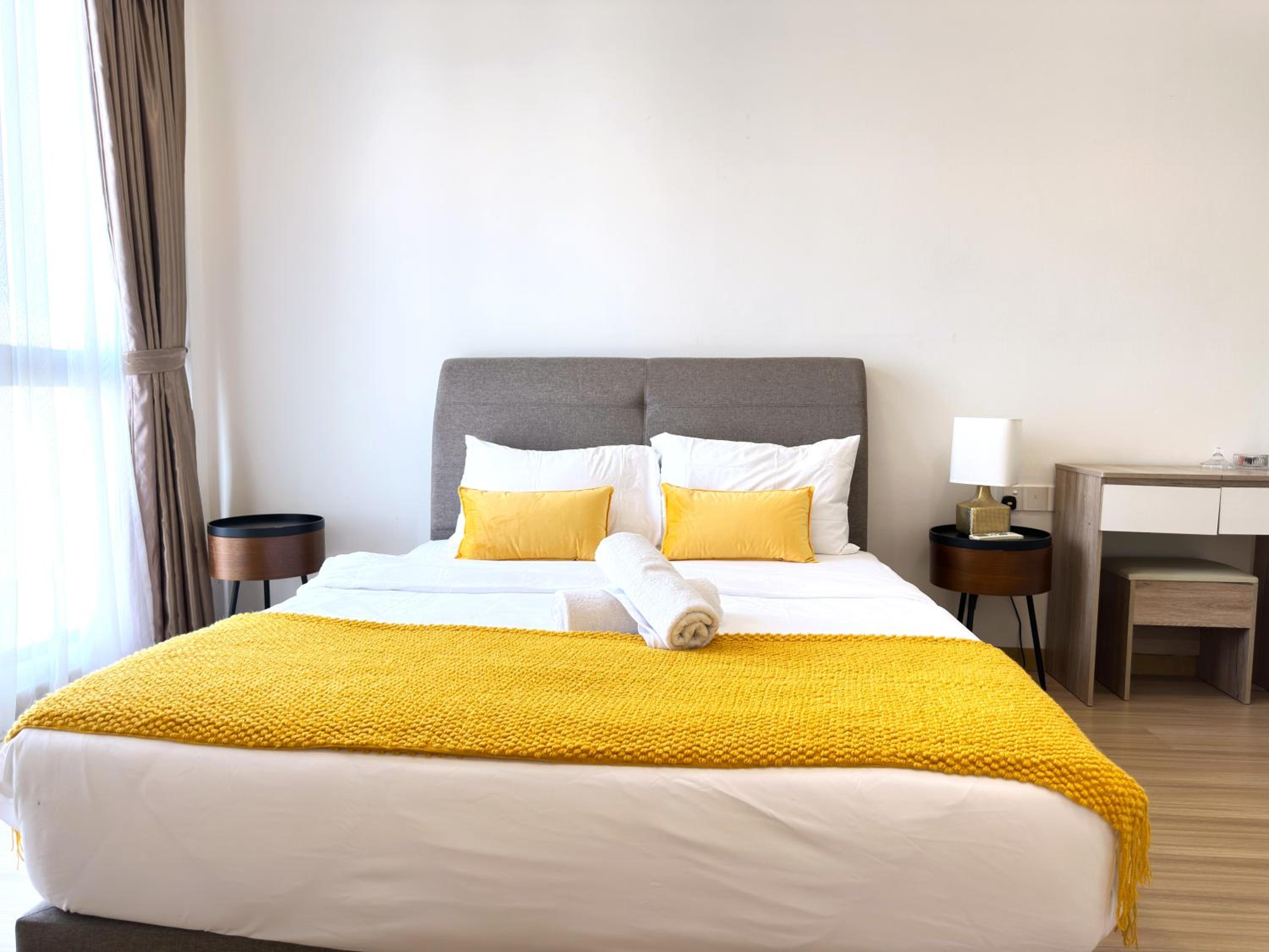 High Floor Seaview 2BR suites with Pool Sauna & Bathtub Near Gurney George Town Jazz Suites 253A