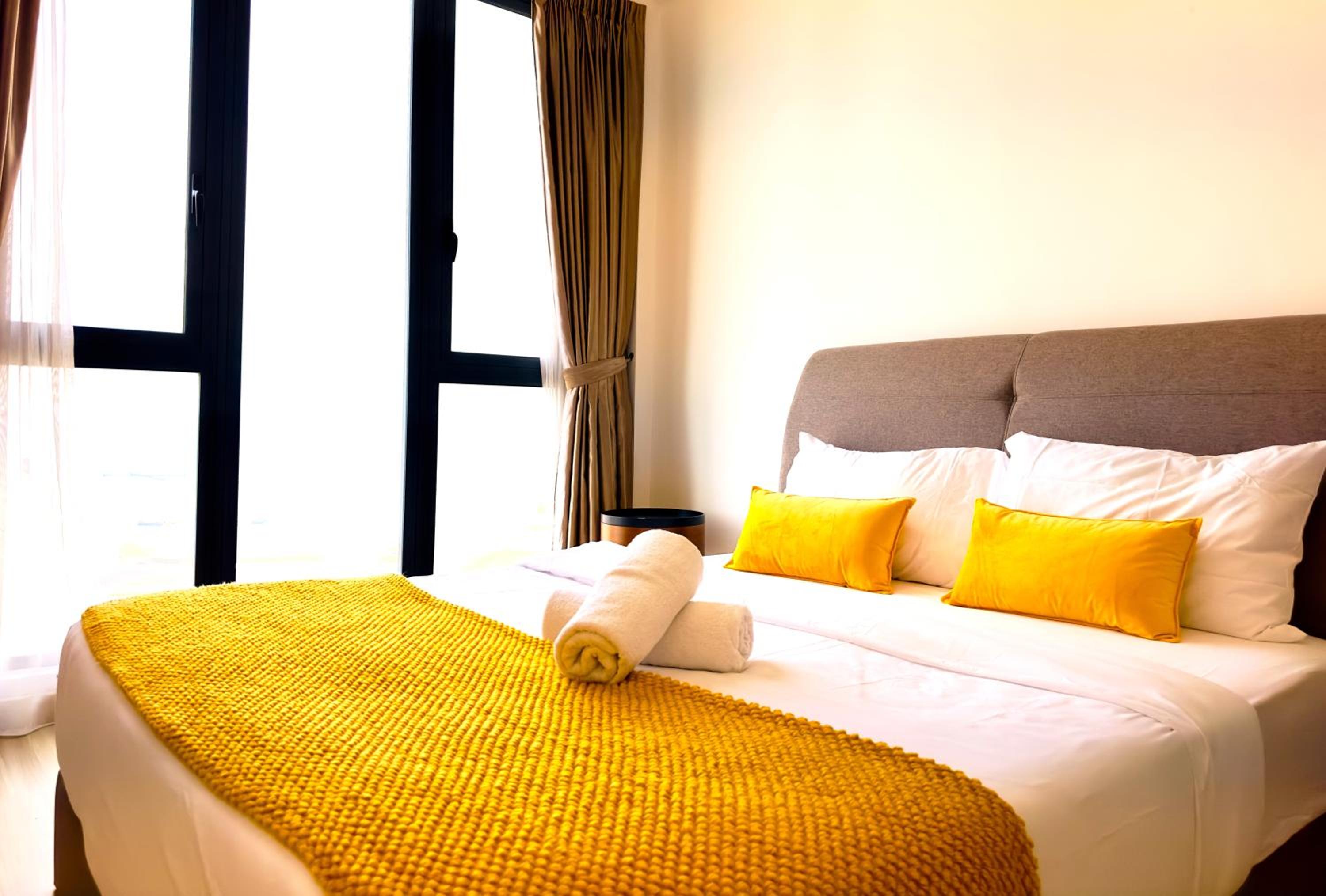 High Floor Seaview 2BR suites with Pool Sauna & Bathtub Near Gurney George Town Jazz Suites 253A