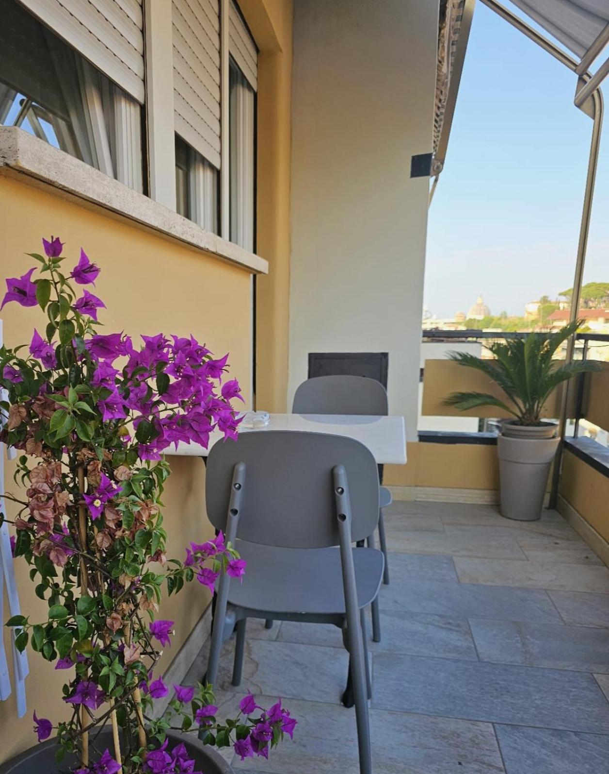 Upper San Pietro elegant flat on metro A with a view