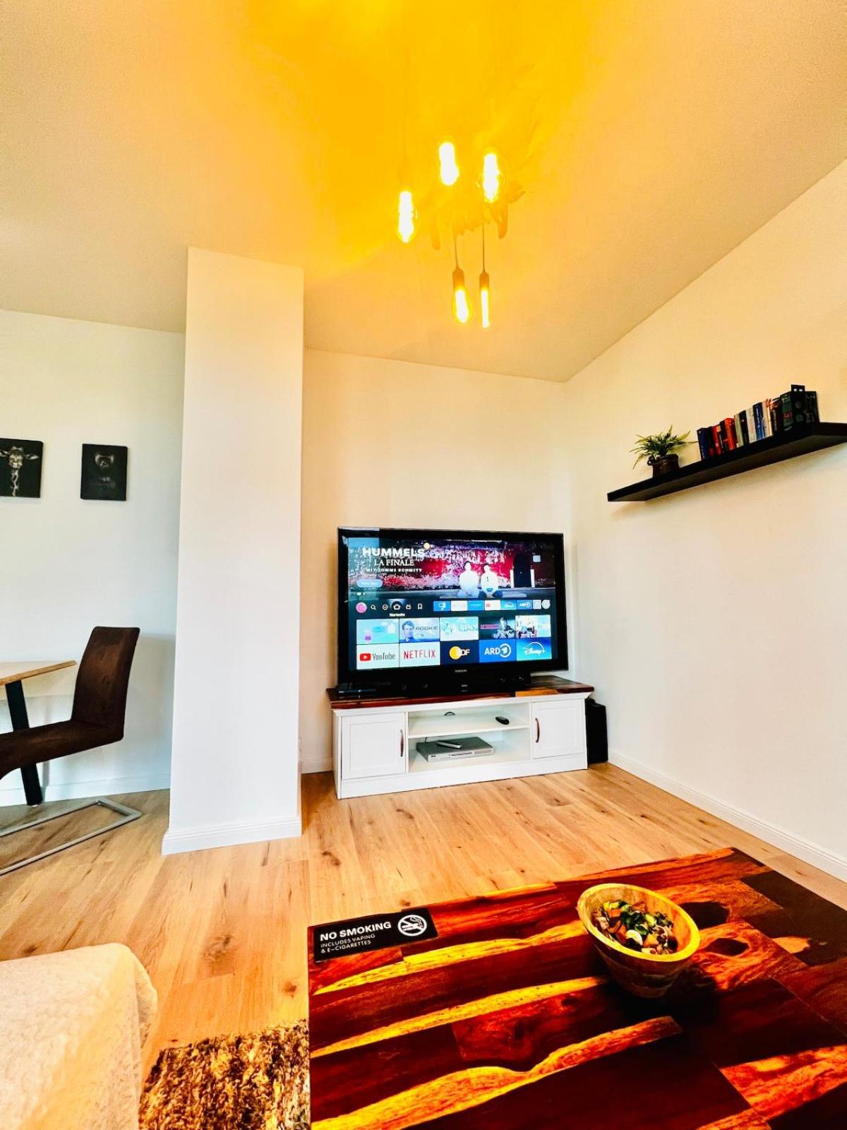 CASA CLARA - Helle 2-Zi-Whg nahe Uniklinik & Zentrum, Küche und SmartTV