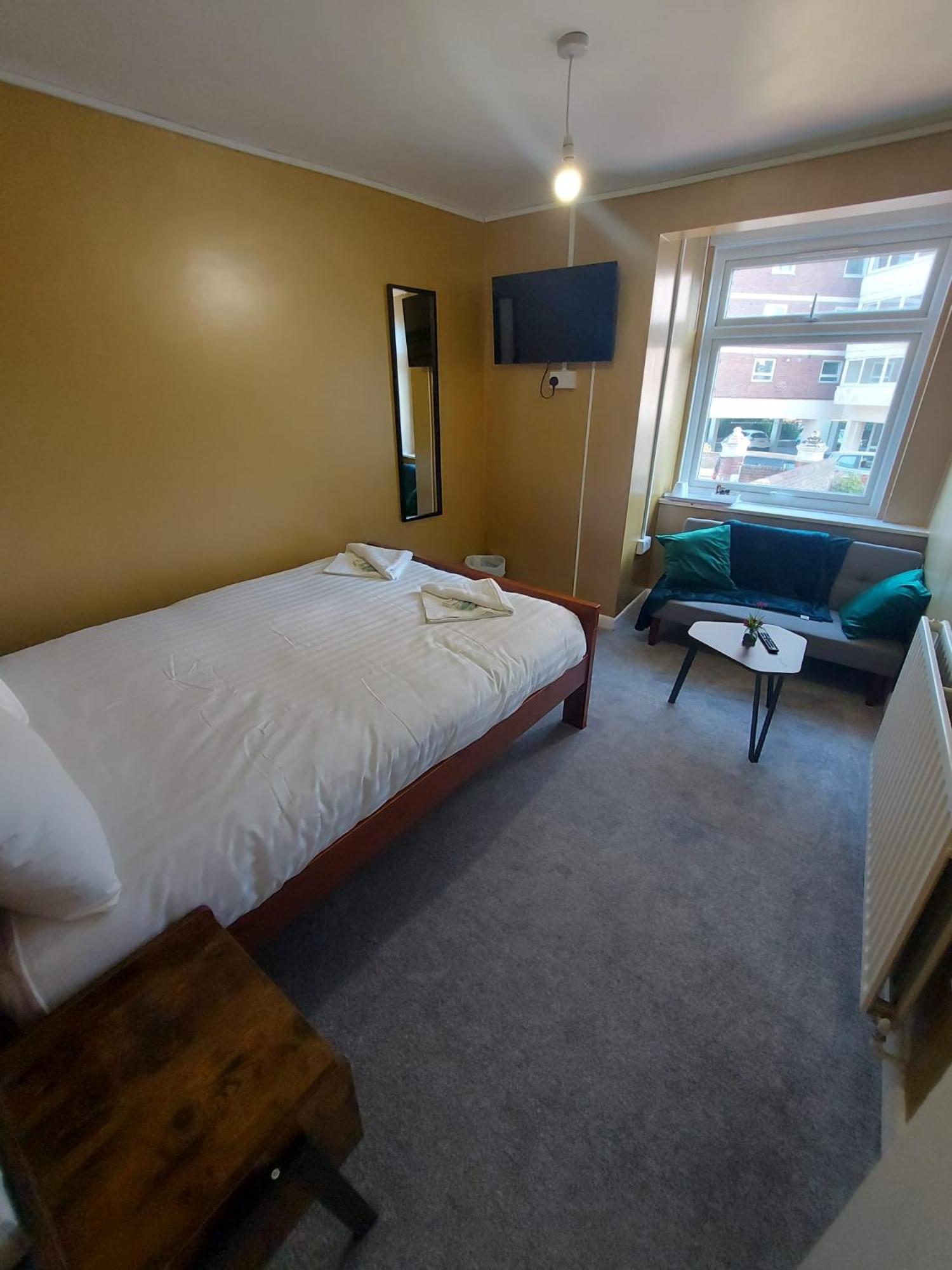 OceanNest-3 Bedroom Apartment free parking, EV 22kW