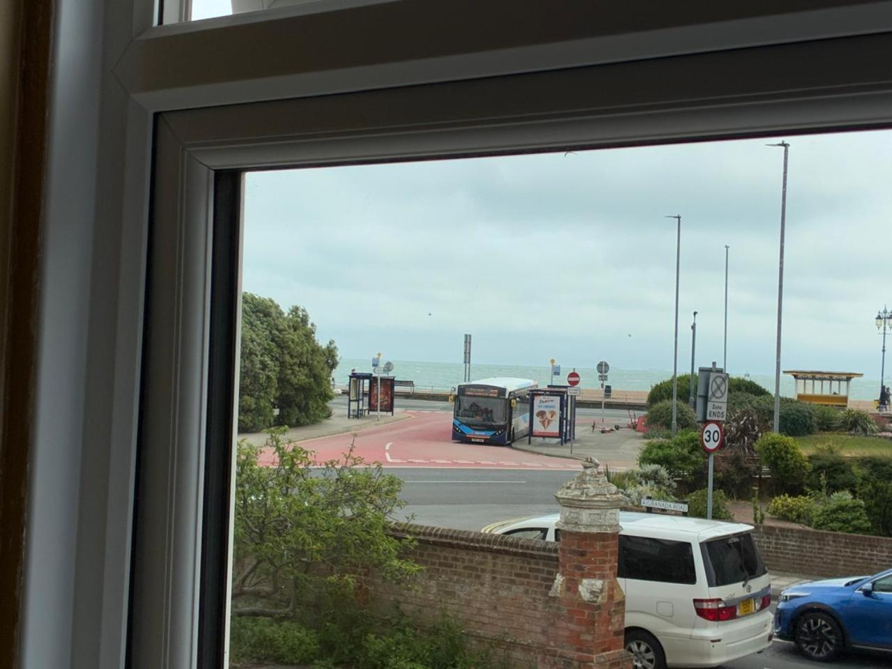 OceanNest-3 Bedroom Apartment free parking, EV 22kW