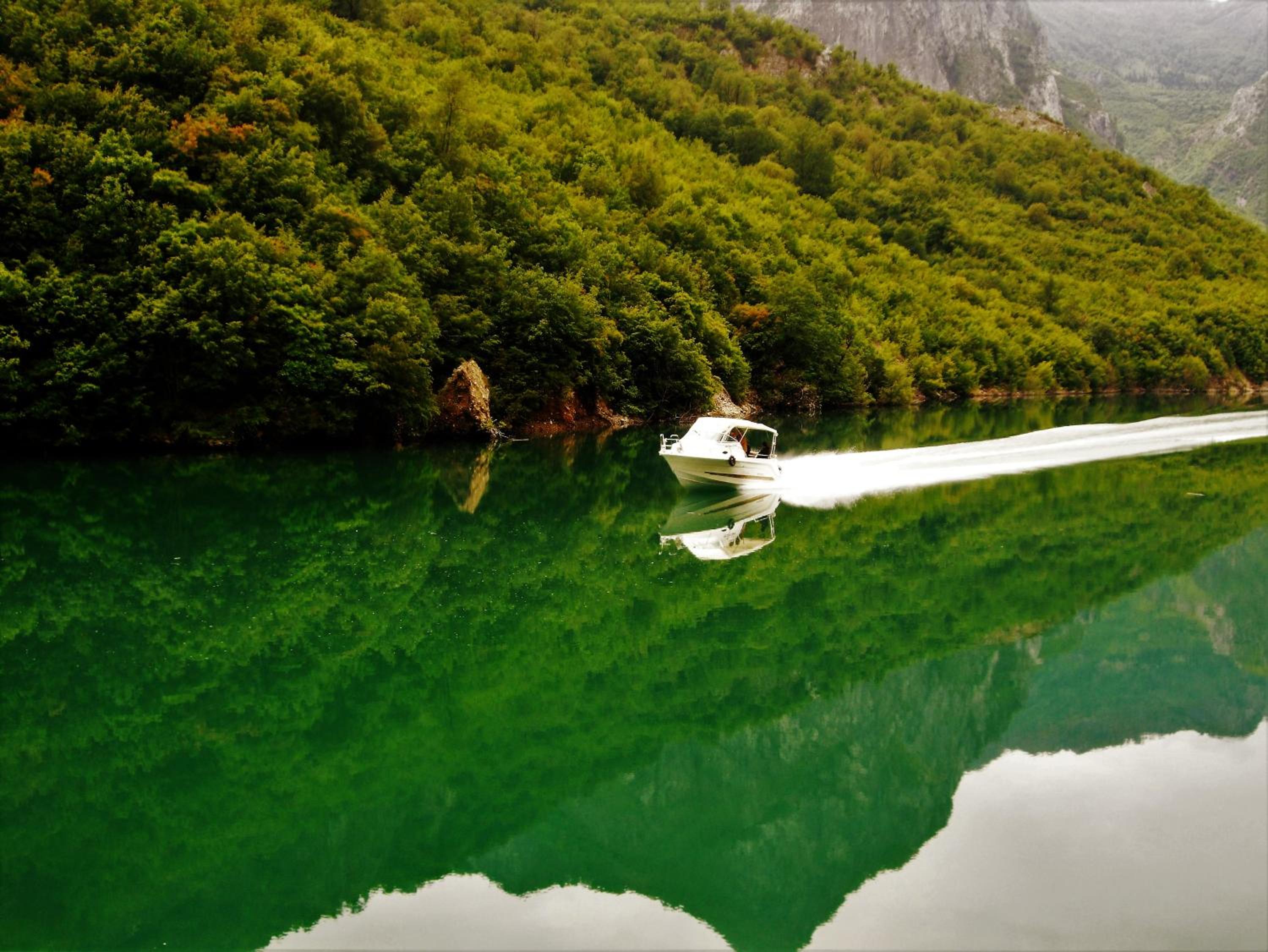 Rozafa Ferry & Accommodation